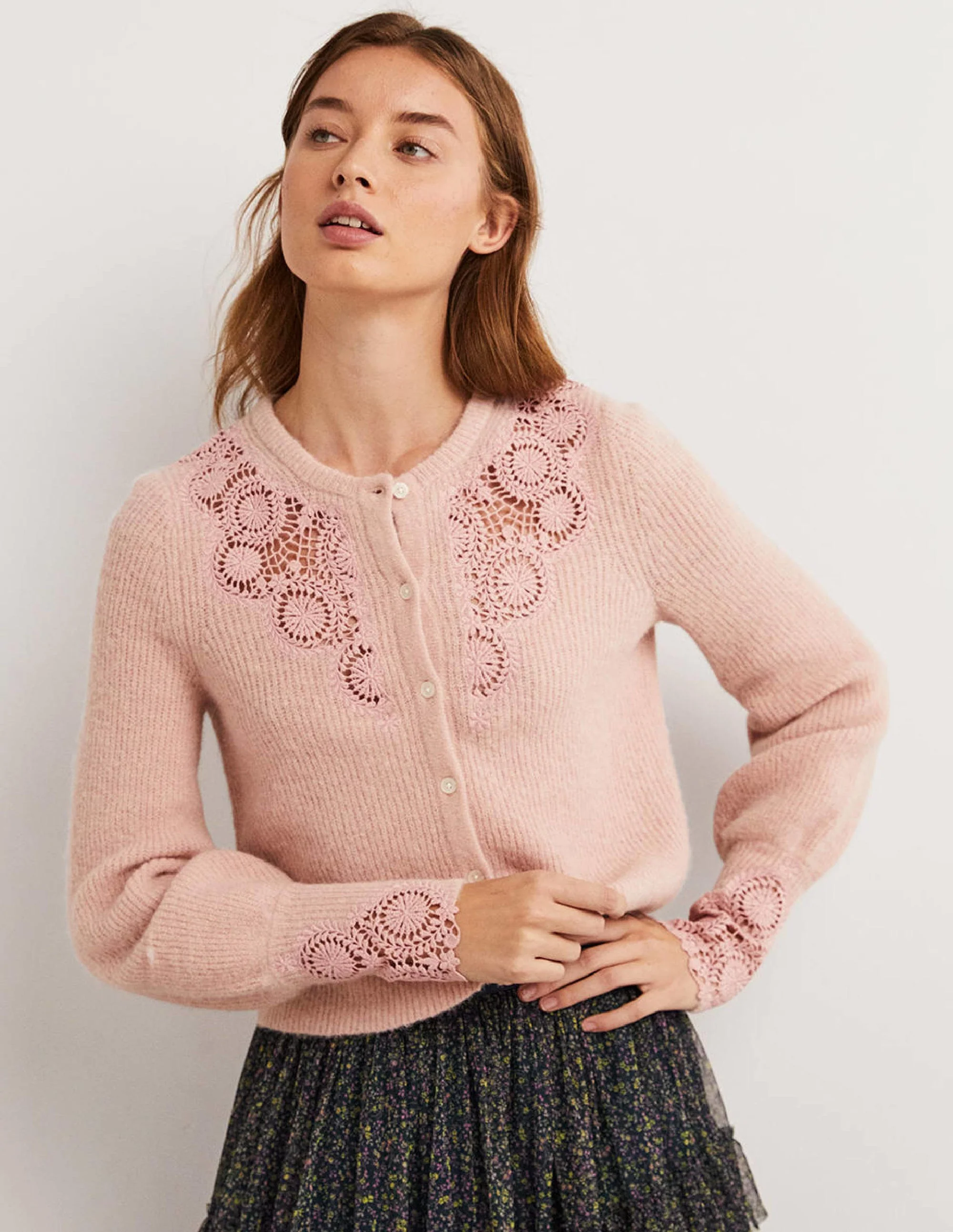 Flauschiger Cardigan mit Stickerei-Eisrosa, Stickerei