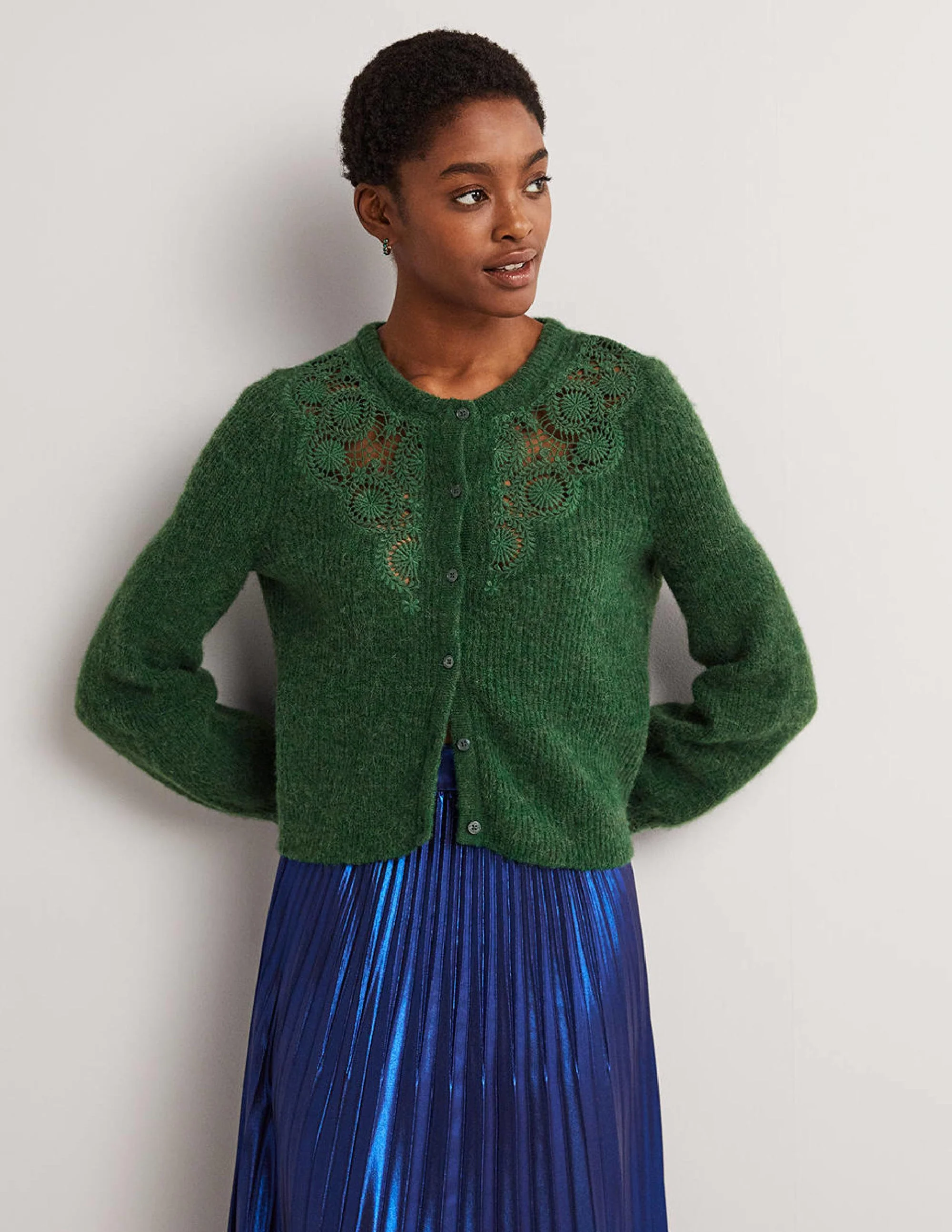 Flauschiger Cardigan mit Stickerei-Jägergrün, Stickerei