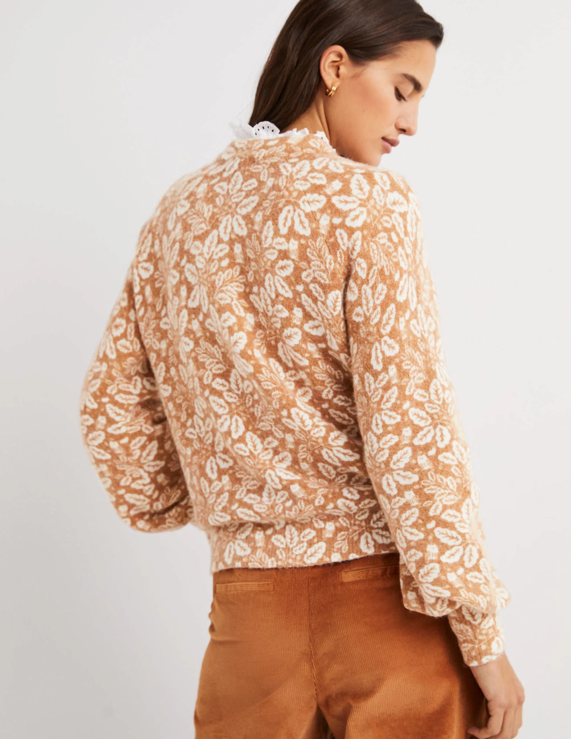 Flauschiger Pullover mit Blousonärmeln-Assambraun, Ahornblätter - Image 4
