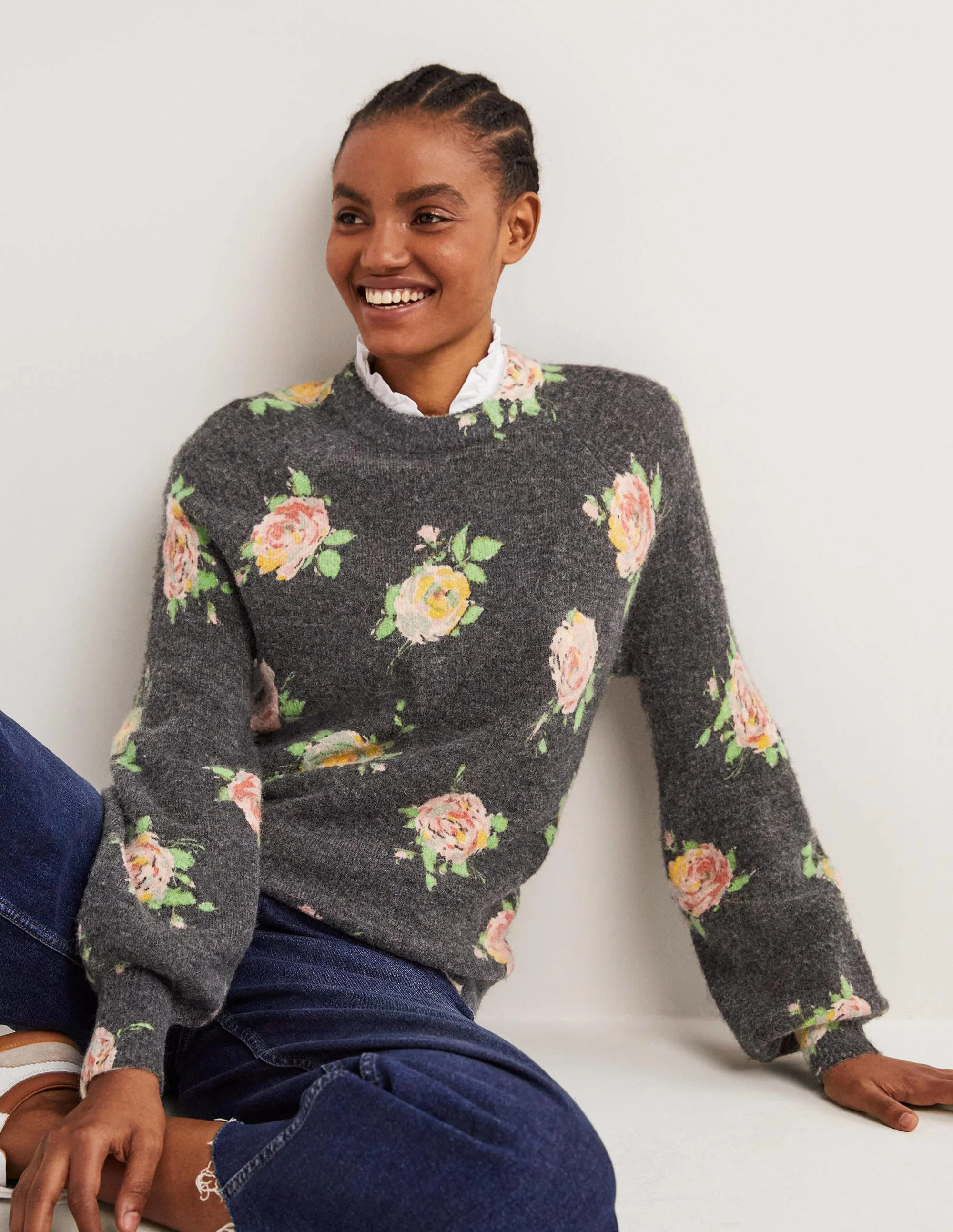 Flauschiger Pullover mit Blousonärmeln-Schwarz, Gemalte Rosen - Image 4