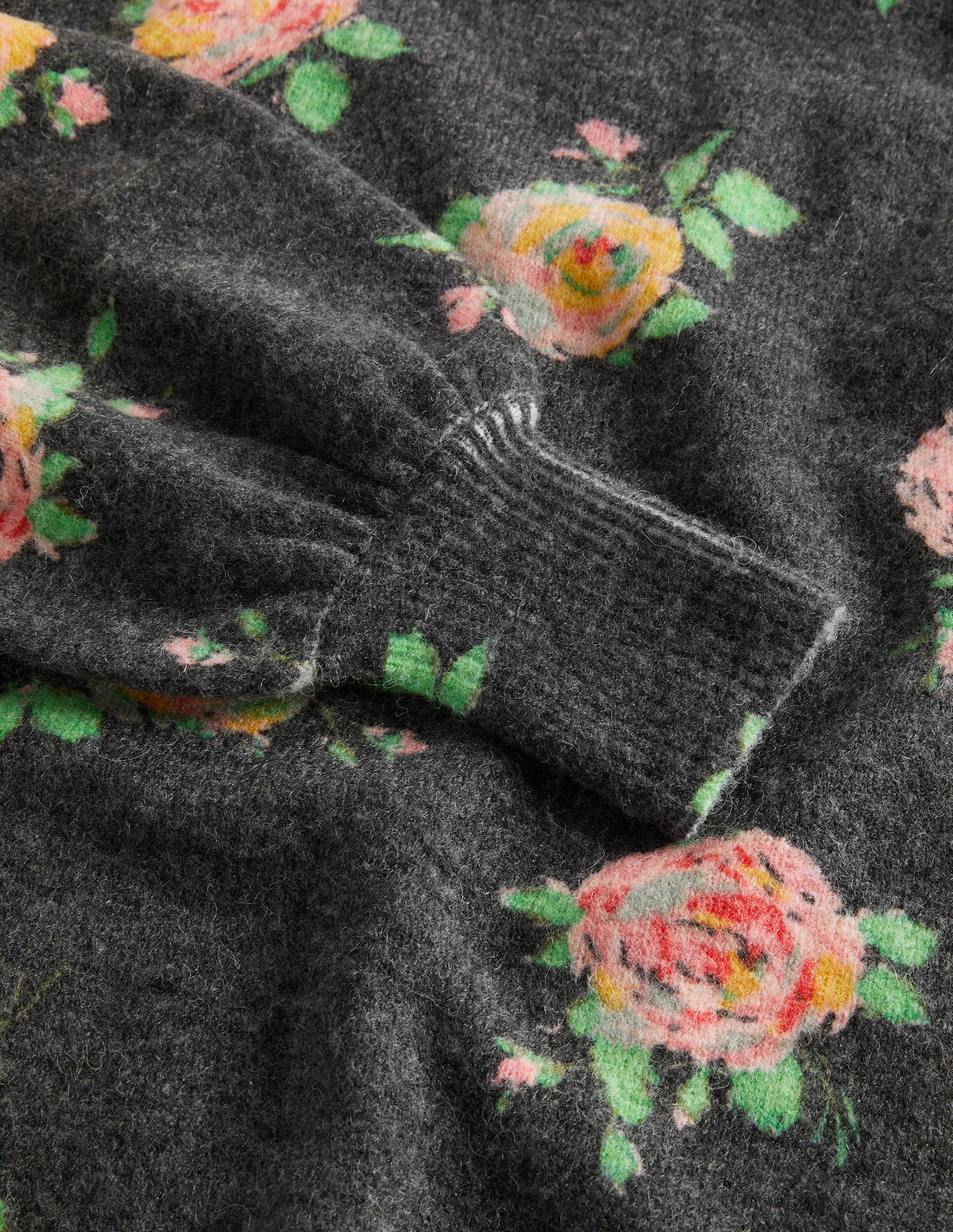 Flauschiger Pullover mit Blousonärmeln-Schwarz, Gemalte Rosen - Image 6
