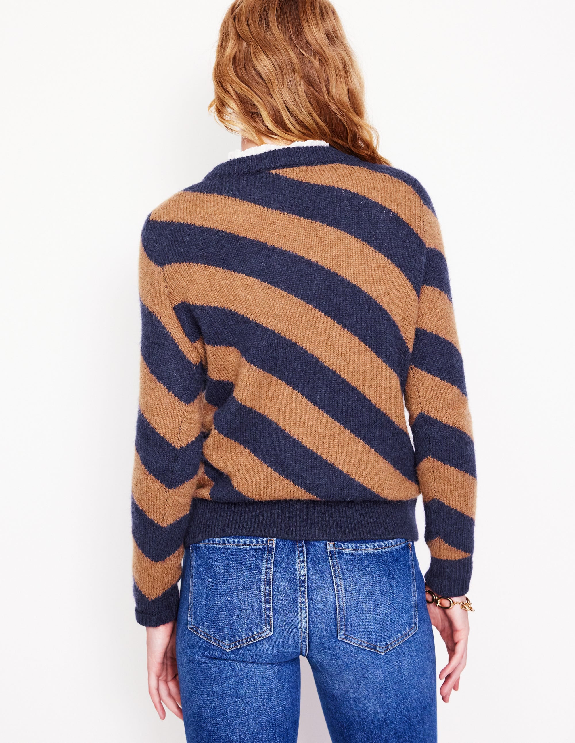 Flauschiger Pullover mit diagonalen Streifen-Camel/ Marineblau - Image 3