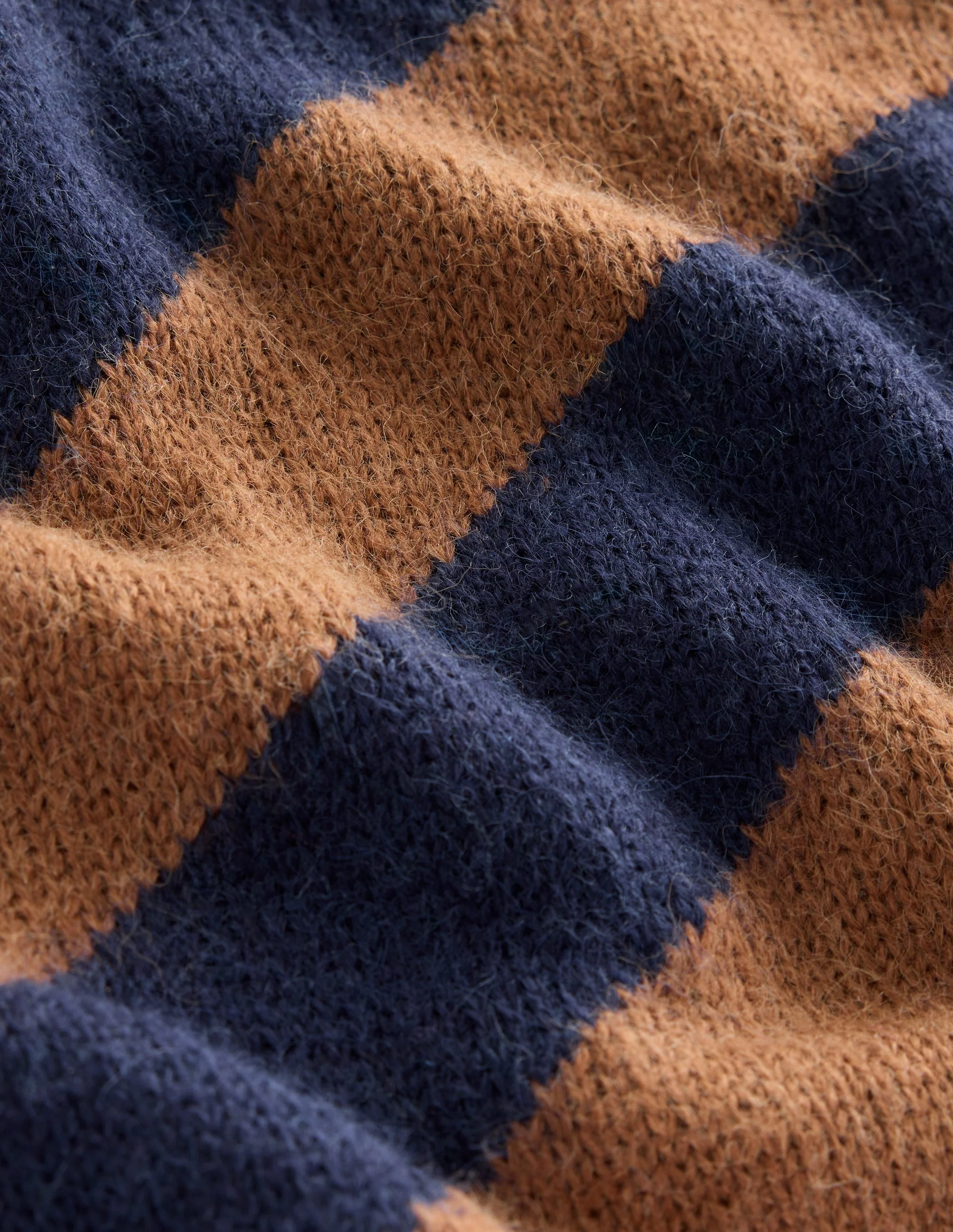 Flauschiger Pullover mit diagonalen Streifen-Camel/ Marineblau - Image 6