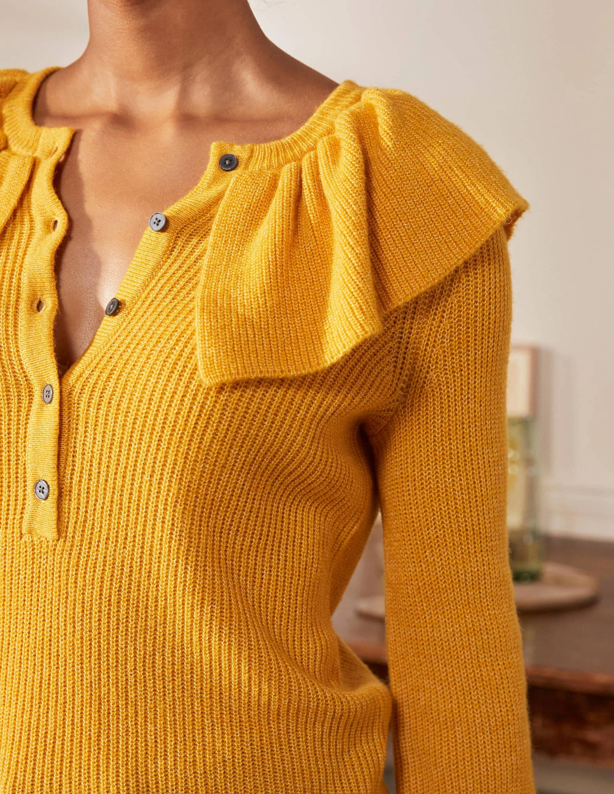 Flauschiger Pullover mit Rüschenkragen-Sonnengelb - Image 2