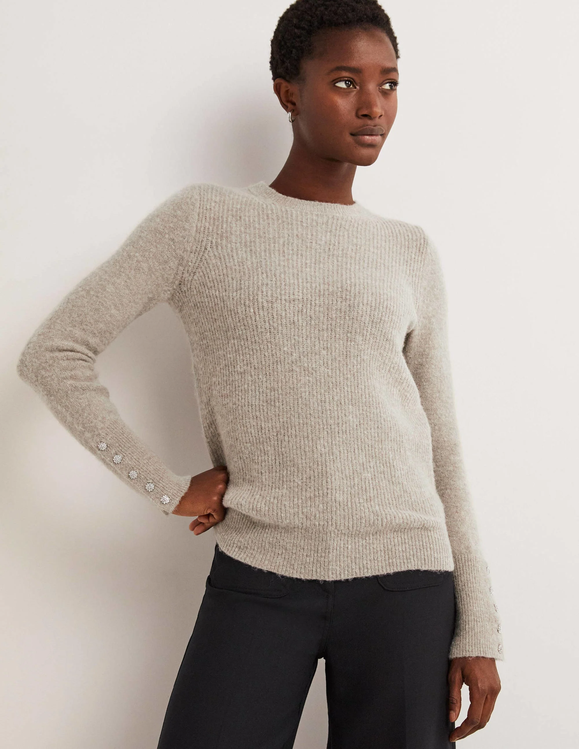 Flauschiger Pullover mit Schmucksteinknöpfen-Nerzbraun Melange
