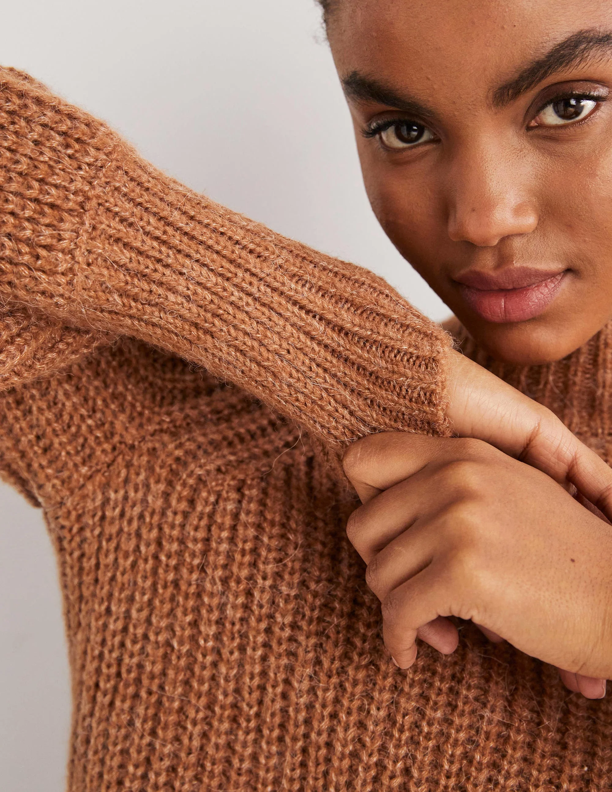 Flauschiger Rippstrickpullover mit hohem Kragen-Karamellbonbonbraun Melange - Image 2