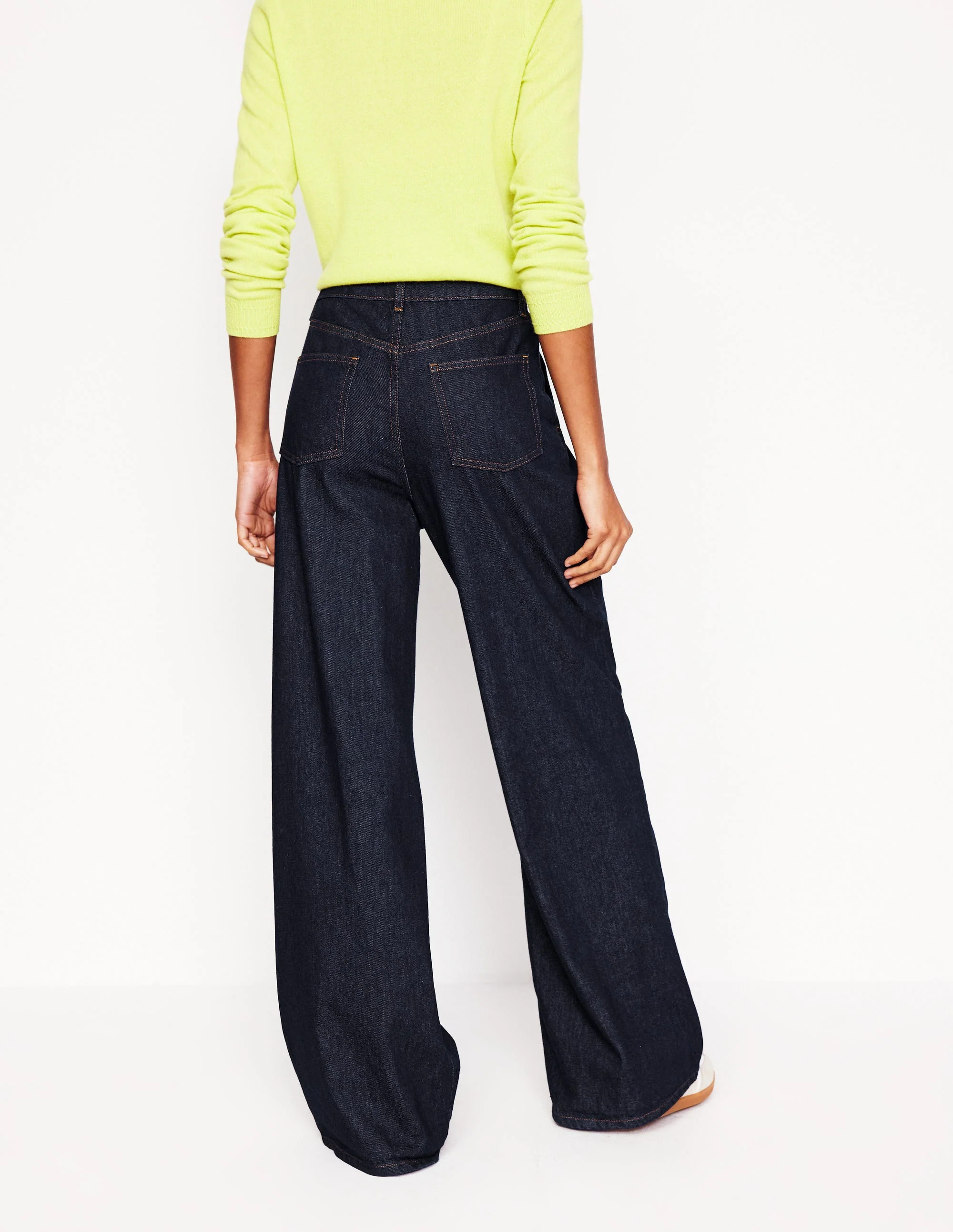 Fließende Jeanshose mit mittelhohem Bund-Indigo Waschung - Image 3