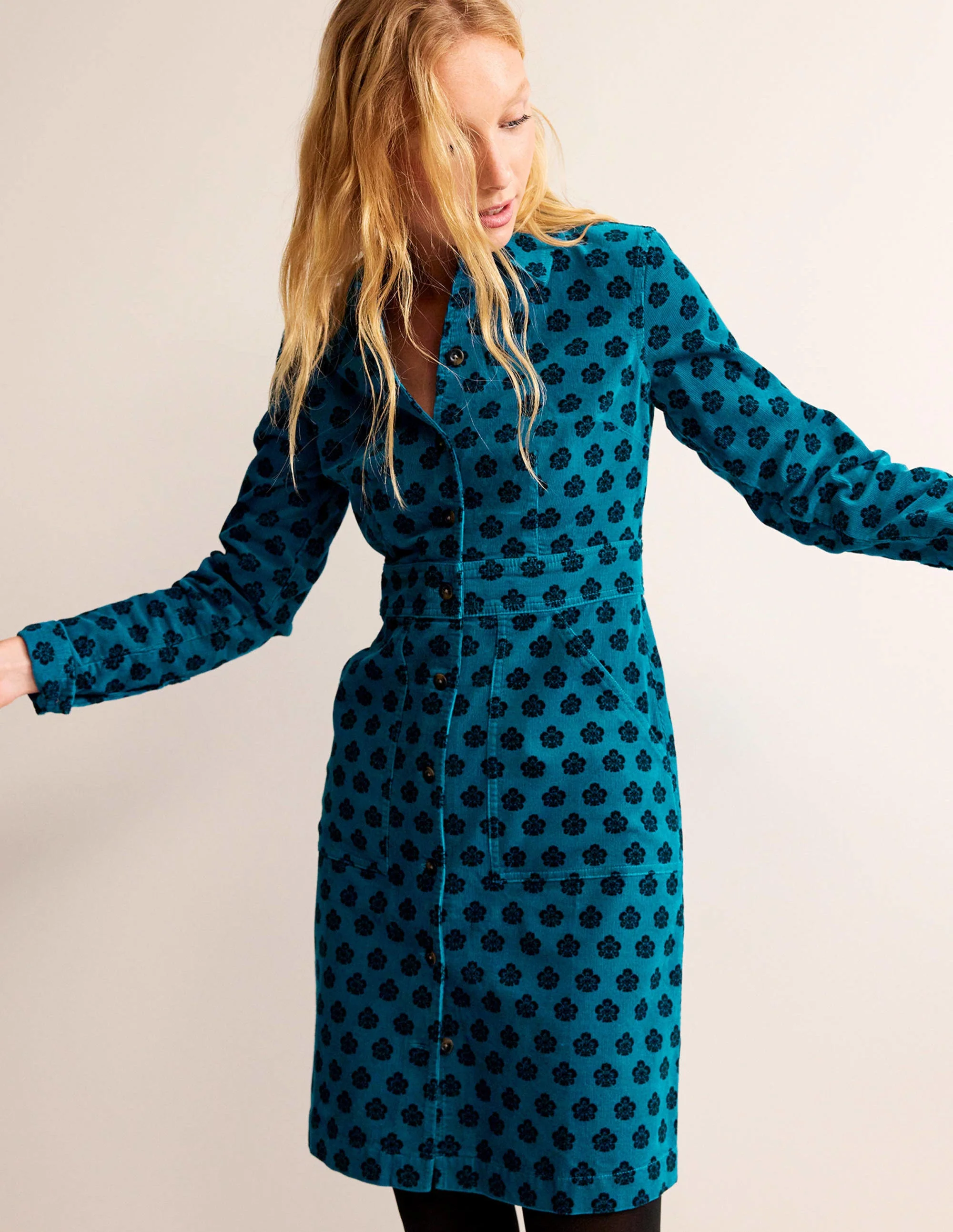 Flora Hemdblusenkleid aus Cord-Ägäisblau, Nelkenmuster - Image 4