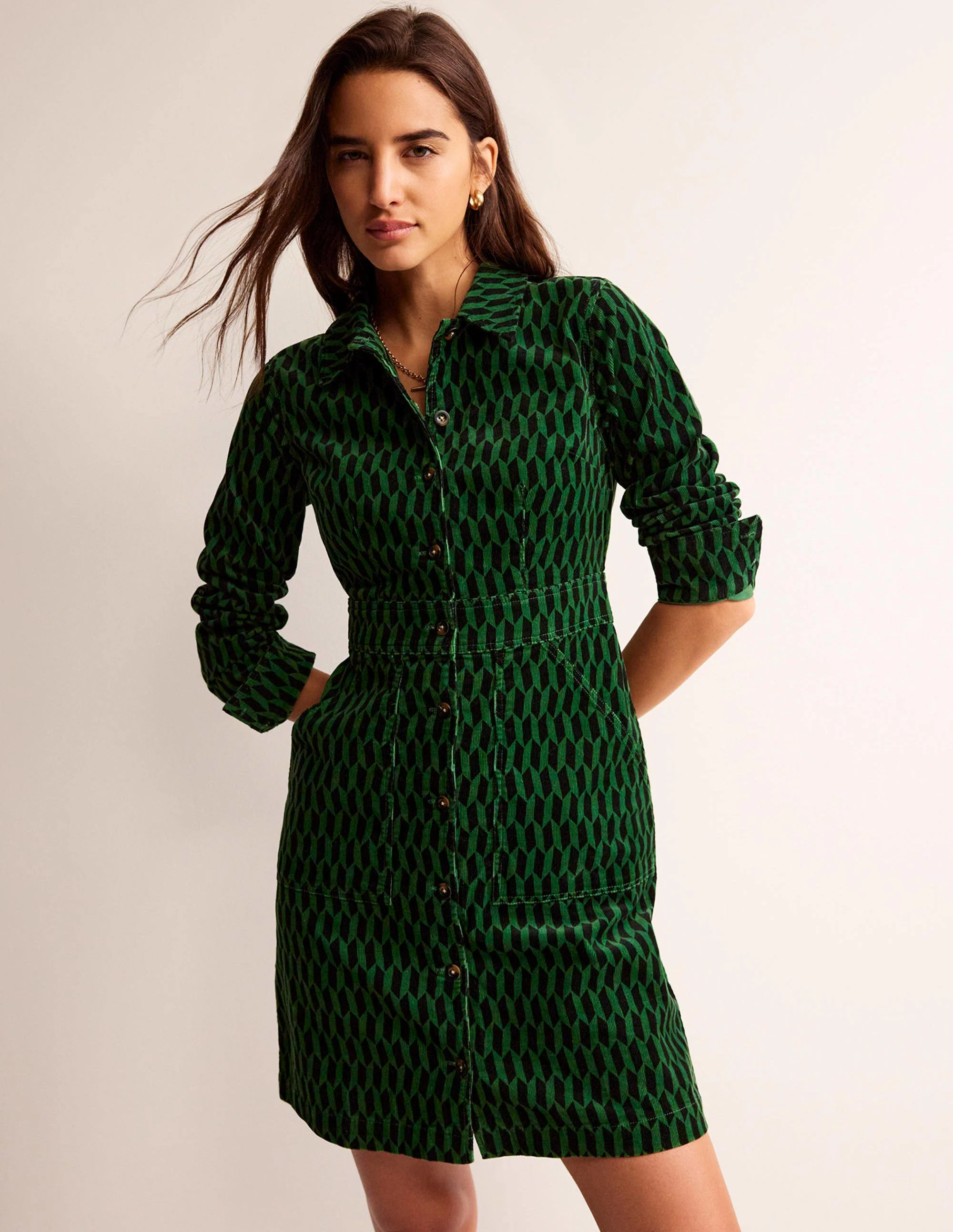 Flora Hemdblusenkleid aus Cord-Amazonasgrün, Fliesen
