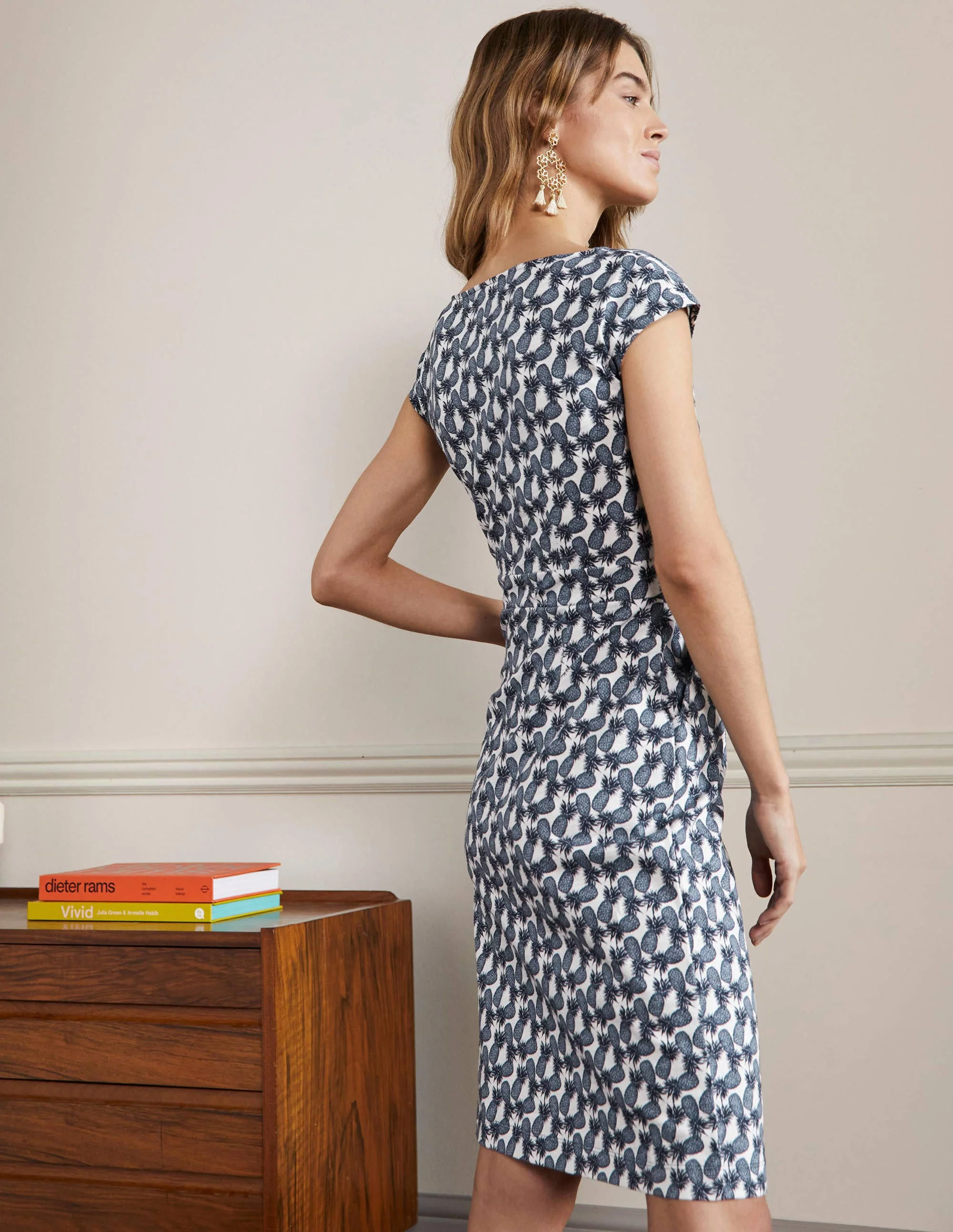 Florrie Jerseykleid-Naturweiß, Gruppiertes Ananasmuster - Image 3
