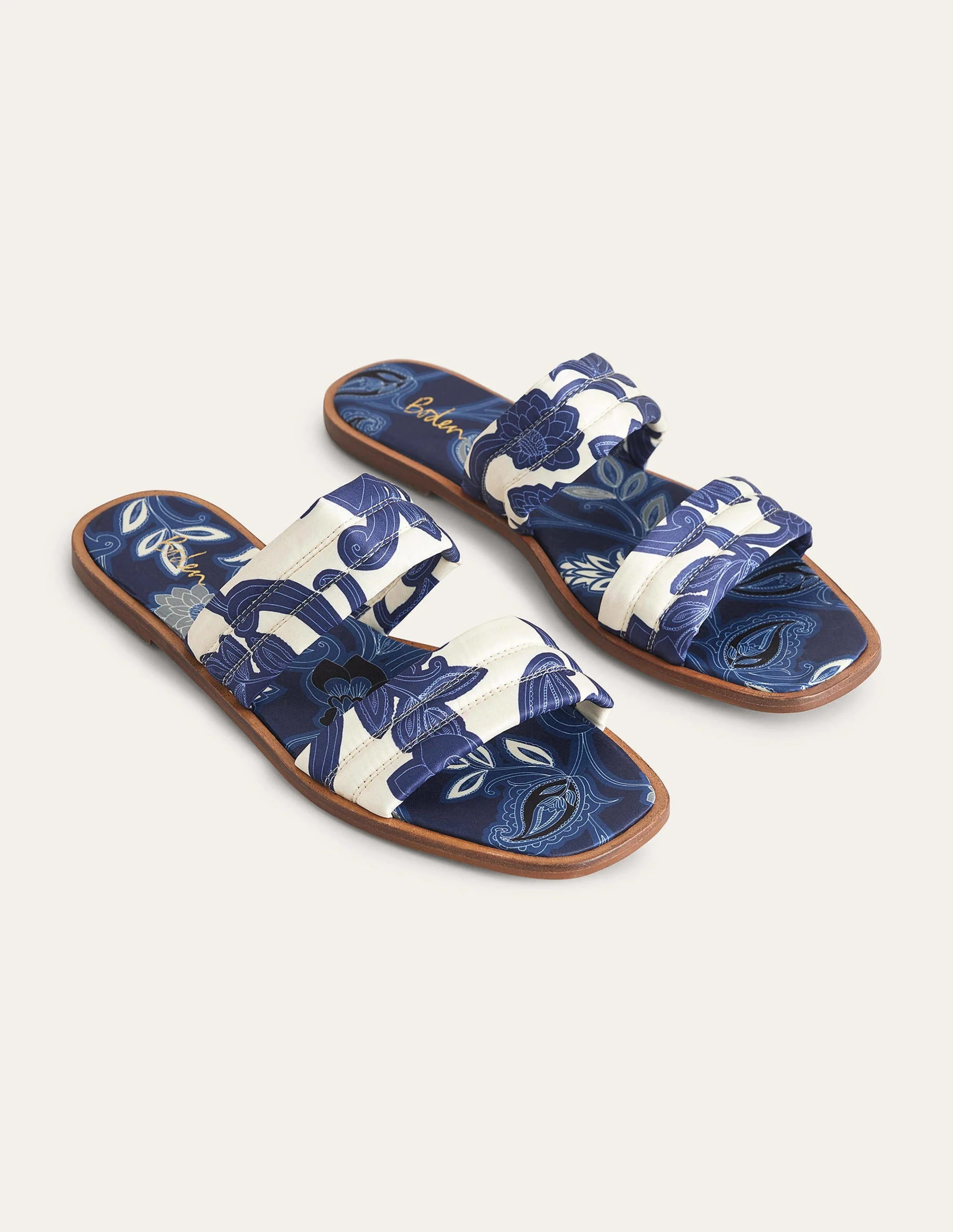 Gemusterte Slipper-Sandalen aus Satin-Blau, Geschwungenes Paisleymuster - Image 2