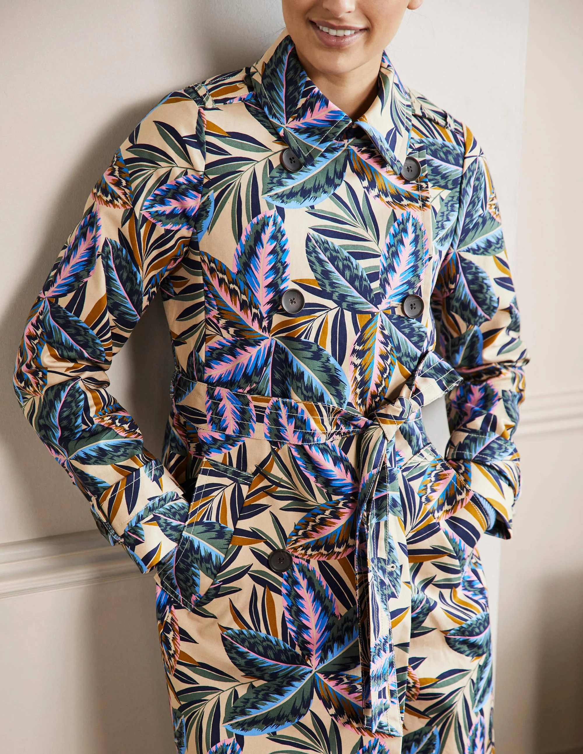 Gemusterter Trenchcoat aus Baumwolle-Seilbraun, Exotische Blätter - Image 5