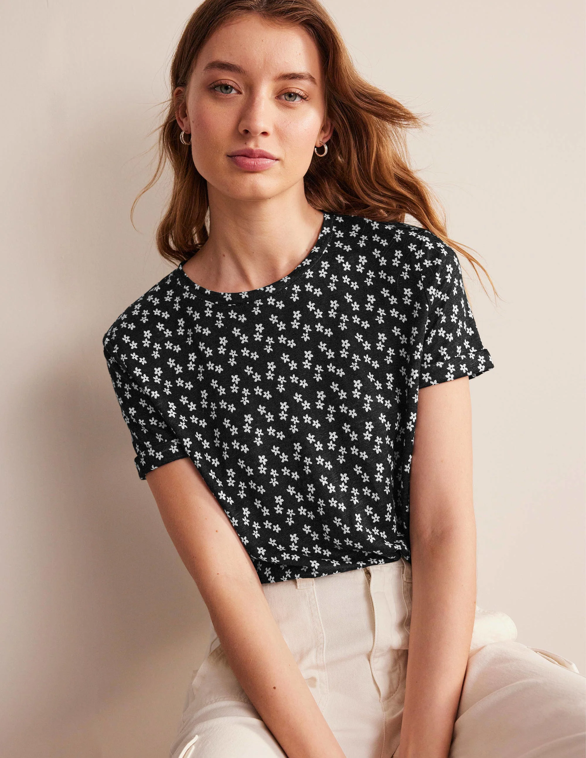 Gemustertes Leinen-T-Shirt-Schwarz, Filigranes Blumenmuster