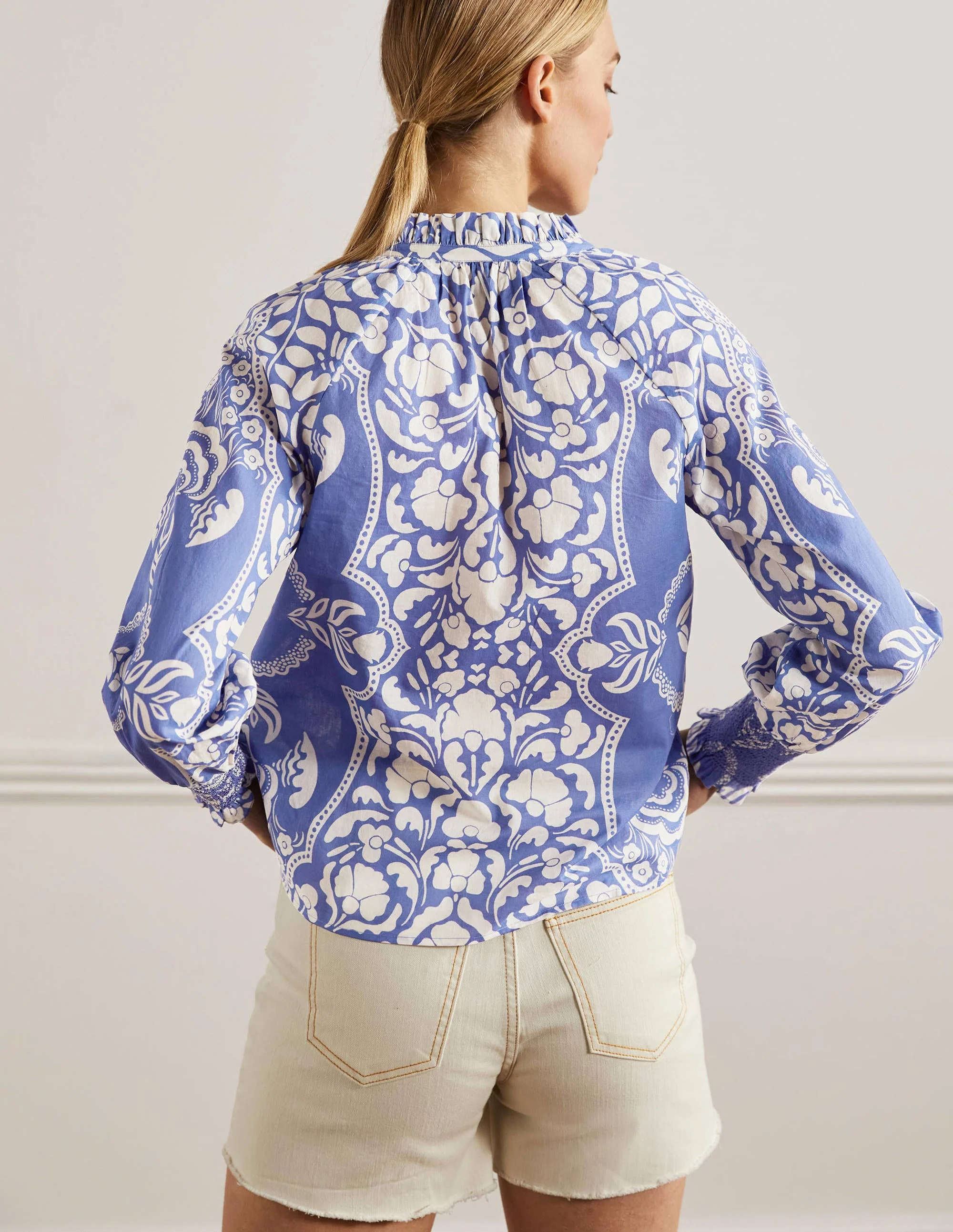 Gemustertes Oberteil mit gesmokten Bündchen-Glockenblumenblau, Blumenmuster - Image 3