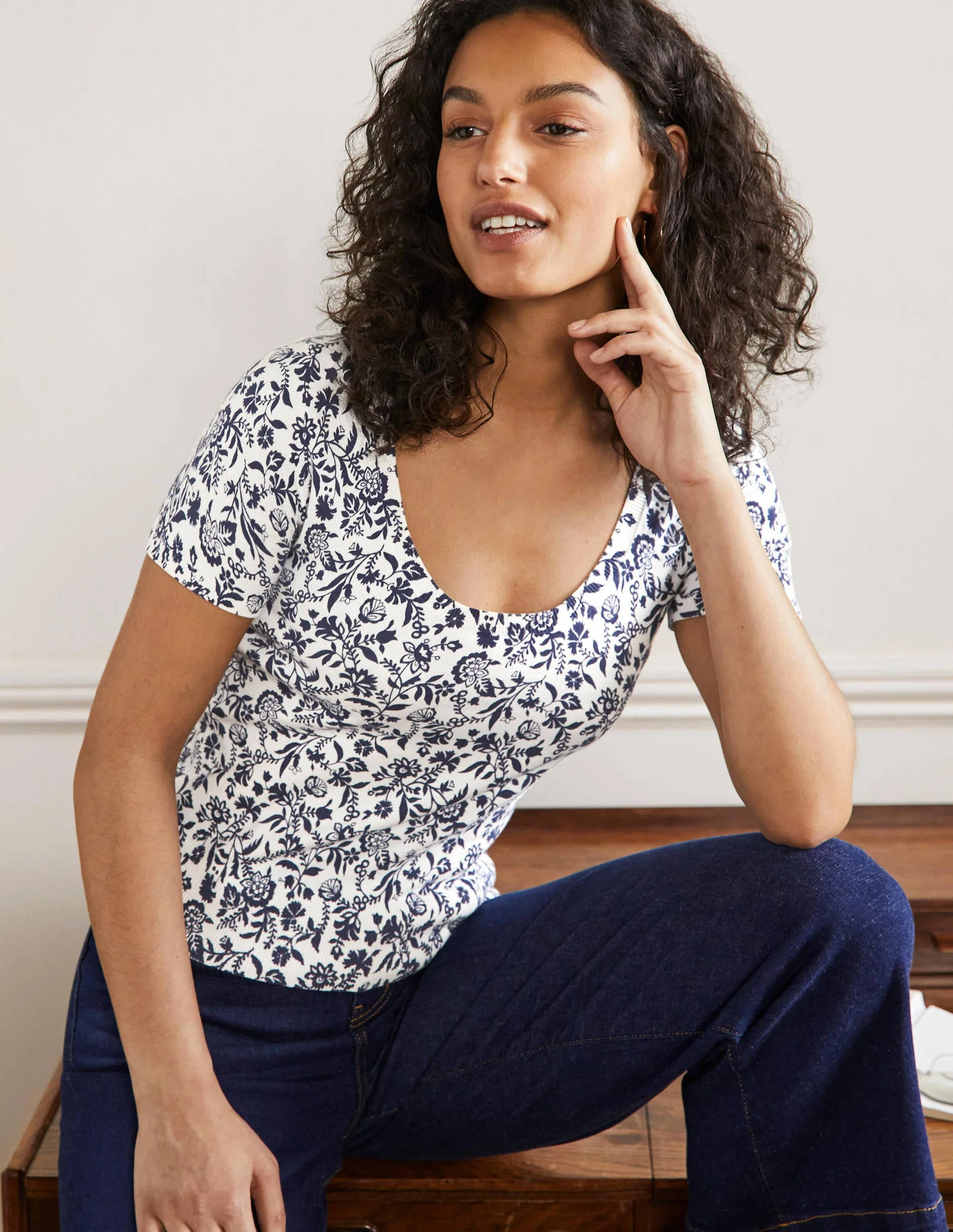 Gemustertes Strick-T-Shirt mit Rundhalsausschnitt-Französisches Navy, Hübsches Blumenmuster - Image 4