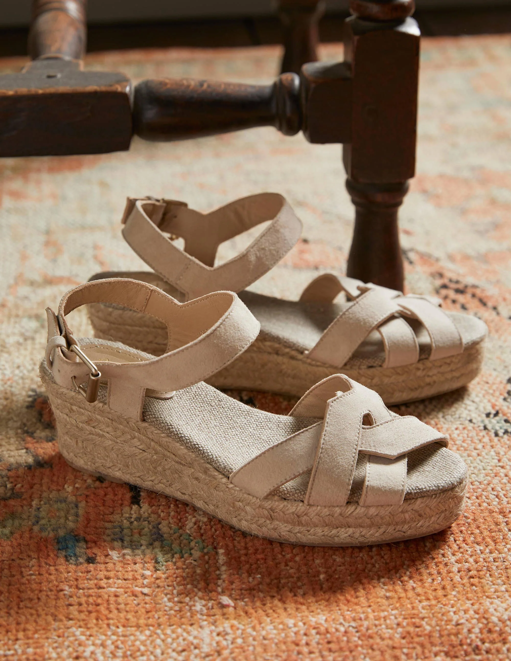 Geometrische Espadrilles mit Keilabsatz-Hellbeige