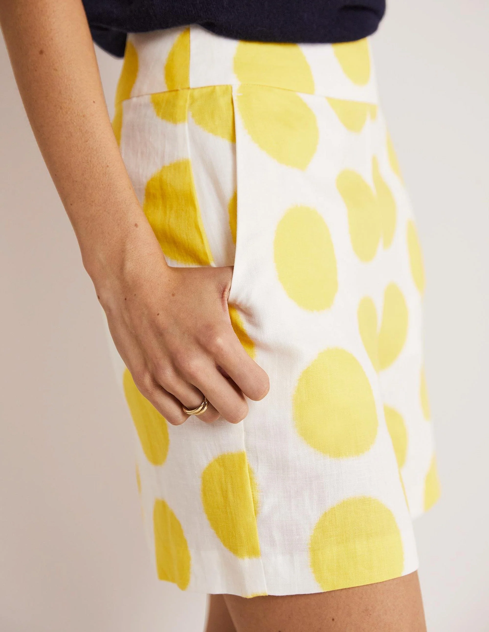 Georgina Leinenshorts-Rauchgelb, Ikat-Tupfen - Image 4