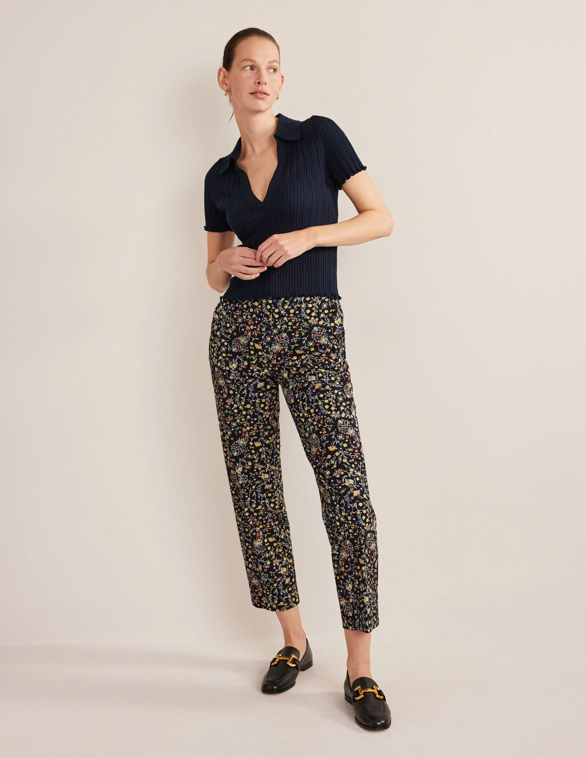 Gerade geschnittene Hose mit 2-Wege-Stretch-Schwarz, Wildblumen-Paisleymuster
