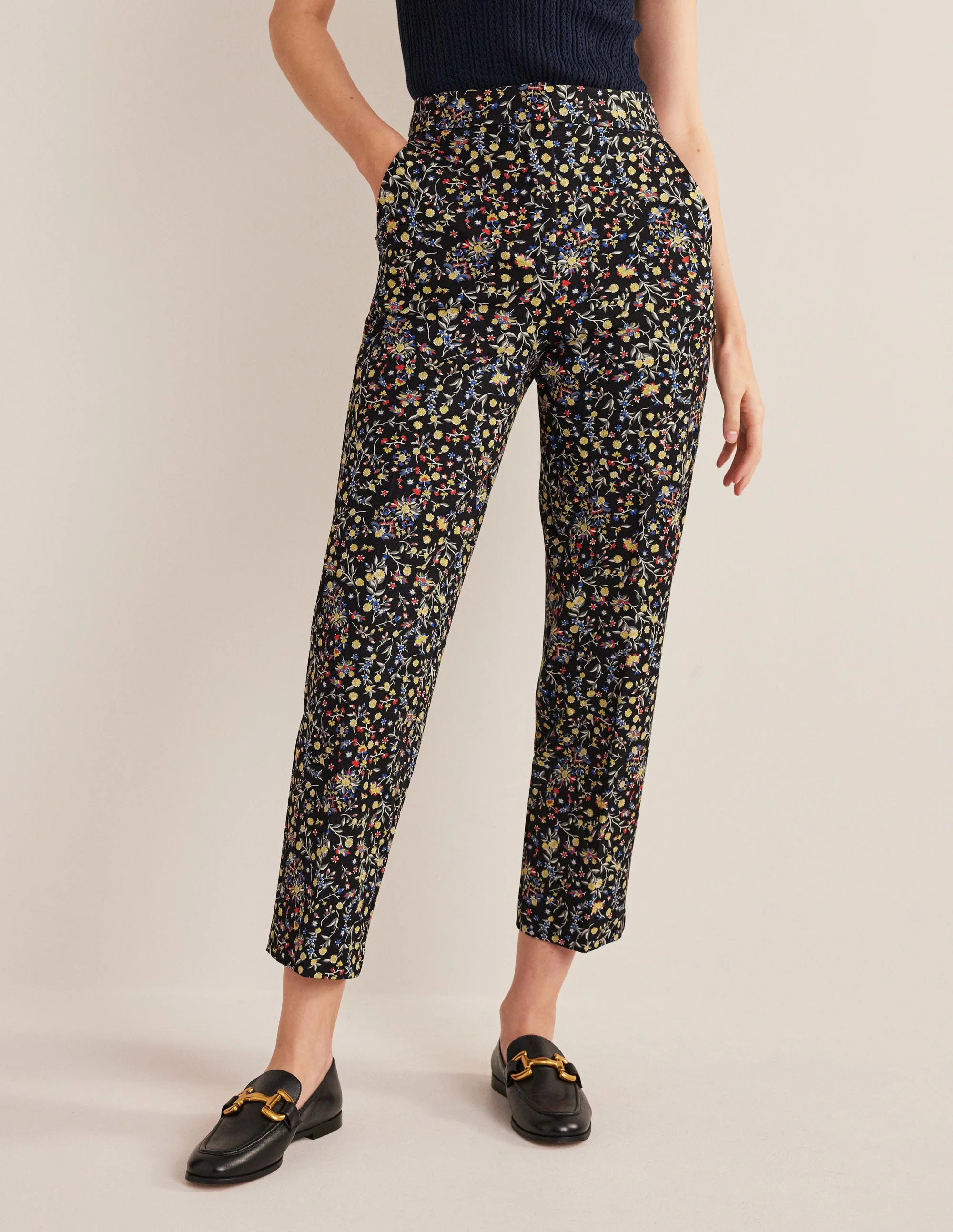 Gerade geschnittene Hose mit 2-Wege-Stretch-Schwarz, Wildblumen-Paisleymuster - Image 4