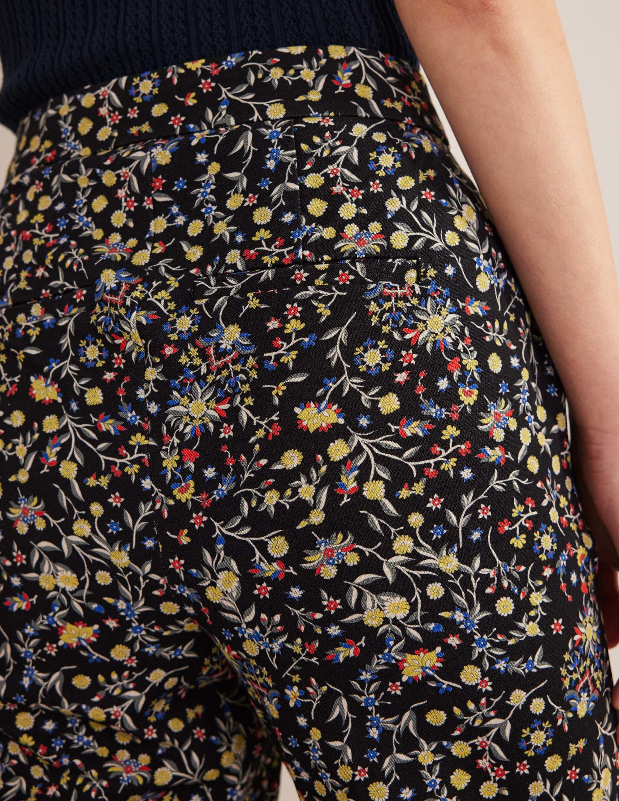Gerade geschnittene Hose mit 2-Wege-Stretch-Schwarz, Wildblumen-Paisleymuster - Image 5