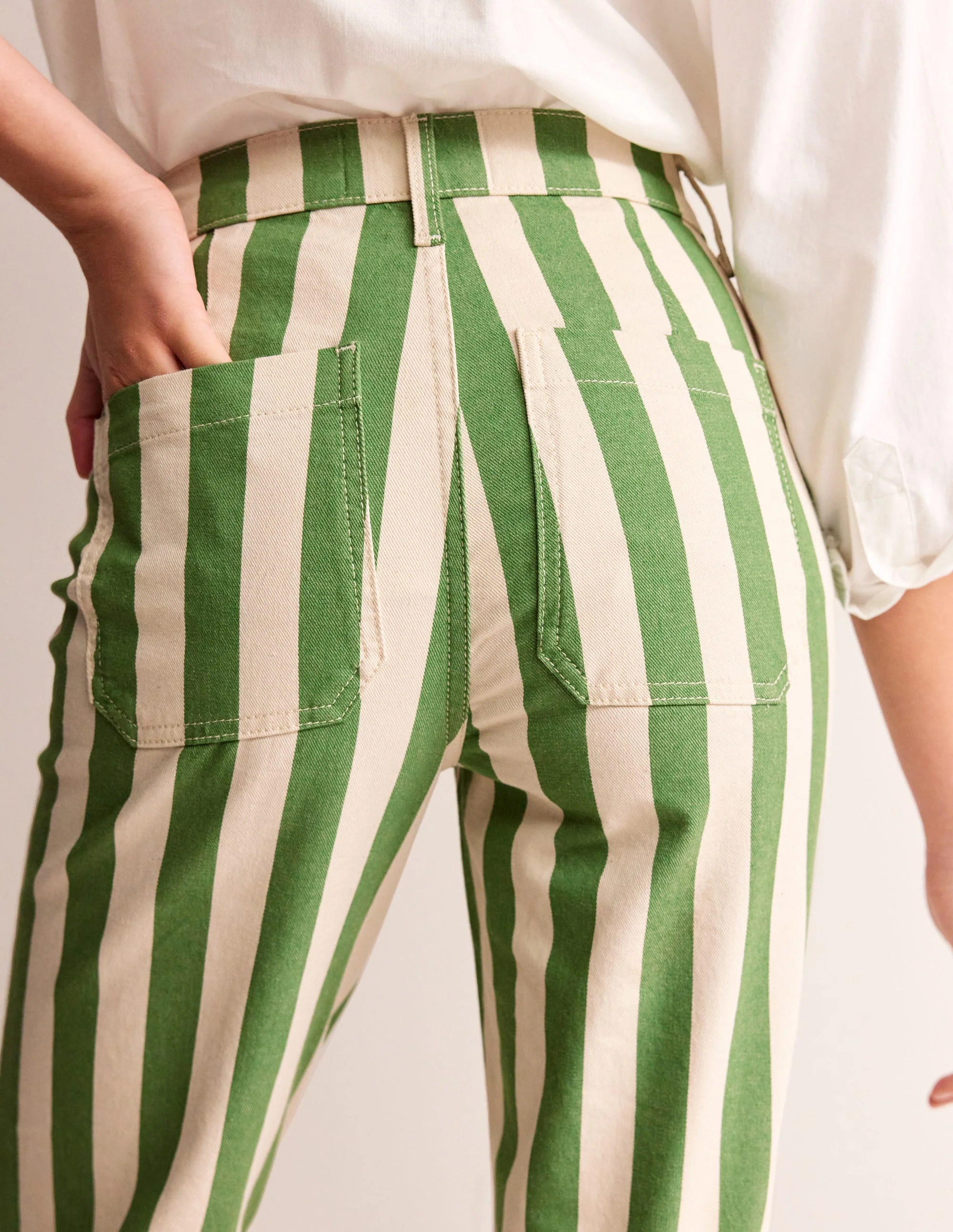 Gerade geschnittene Hose mit Streifen-Grün und Naturweiß gestreift - Image 2