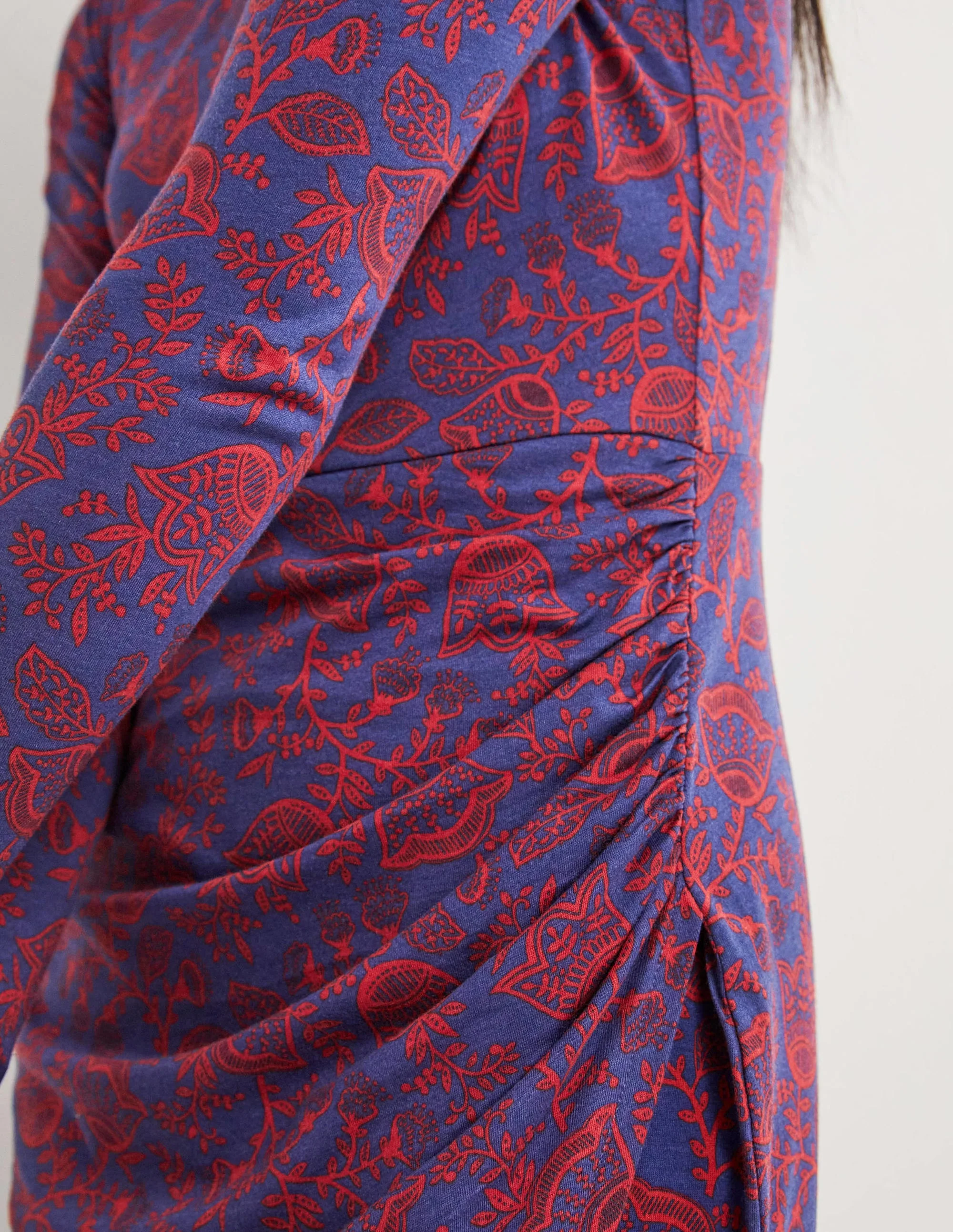 Gerafftes Midikleid aus Jersey-Marineblau, Tulpenranken - Image 2