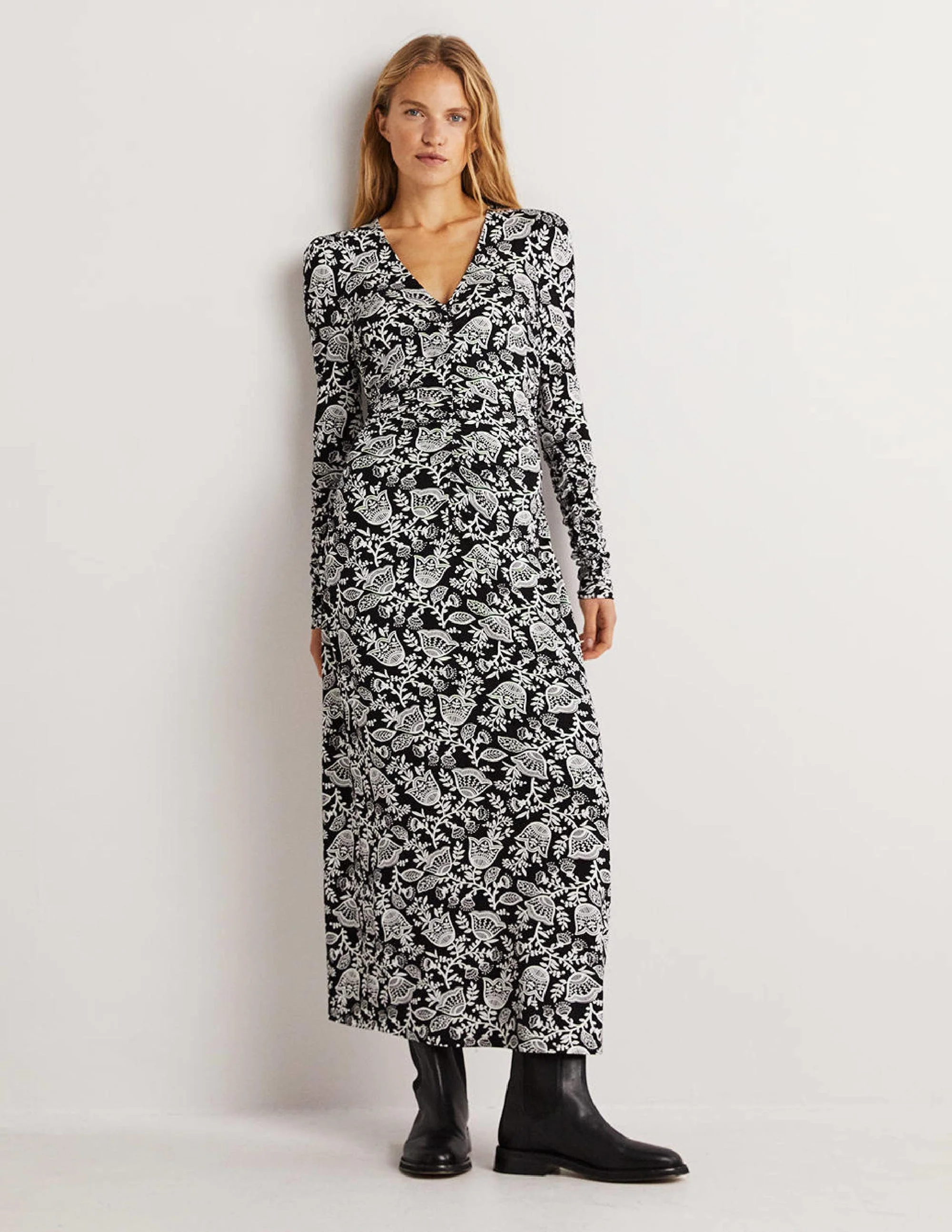 Gerafftes Midikleid aus Jersey-Schwarz/Naturweiß, Tulpenranken