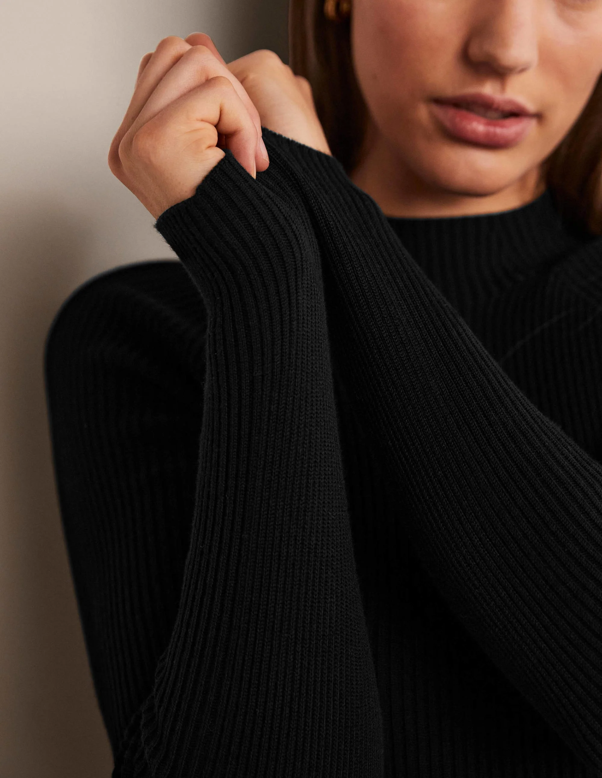 Gerippter Pullover mit hohem Kragen-Schwarz - Image 2