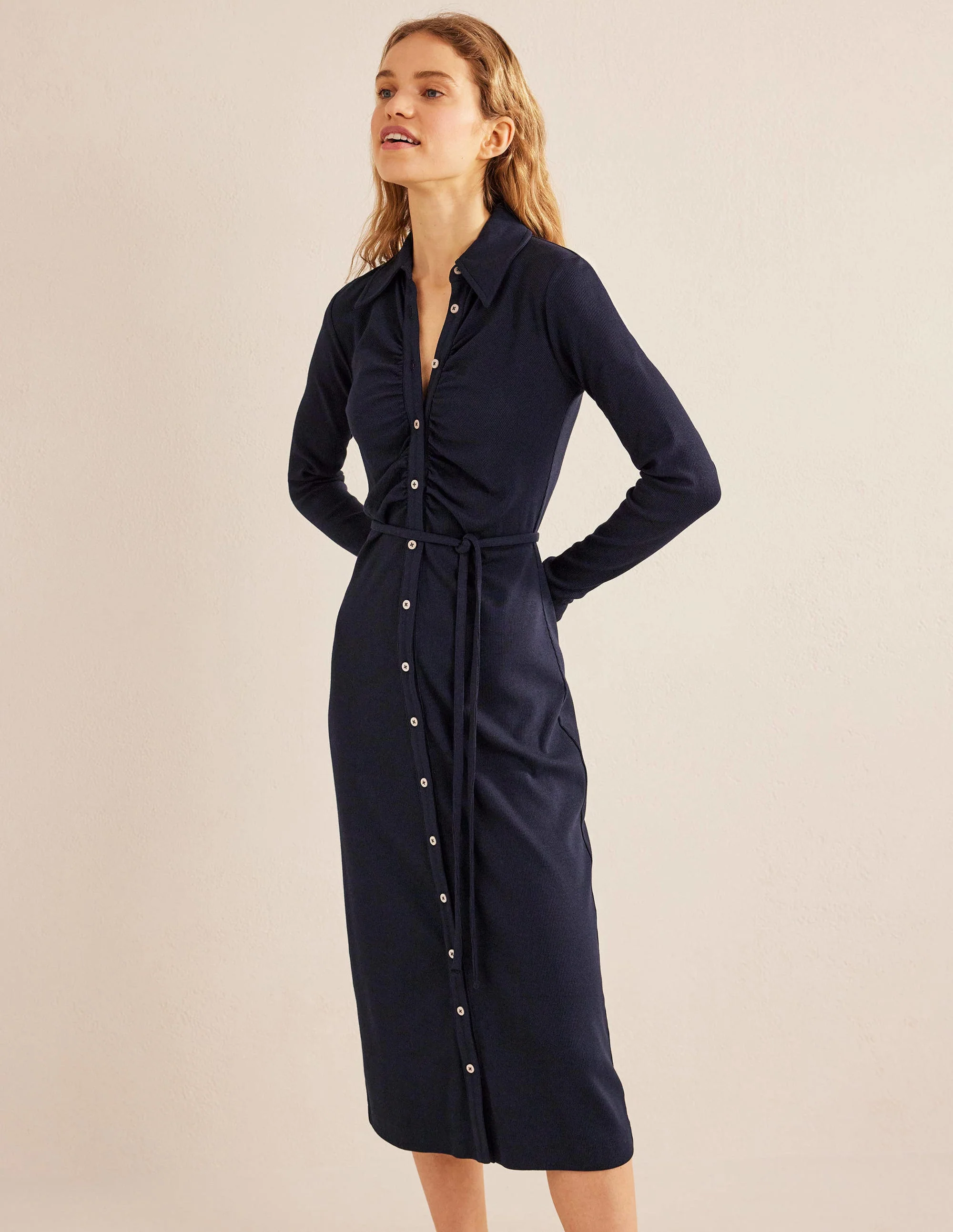 Geripptes Midi-Hemdblusenkleid aus Jersey-Marineblau