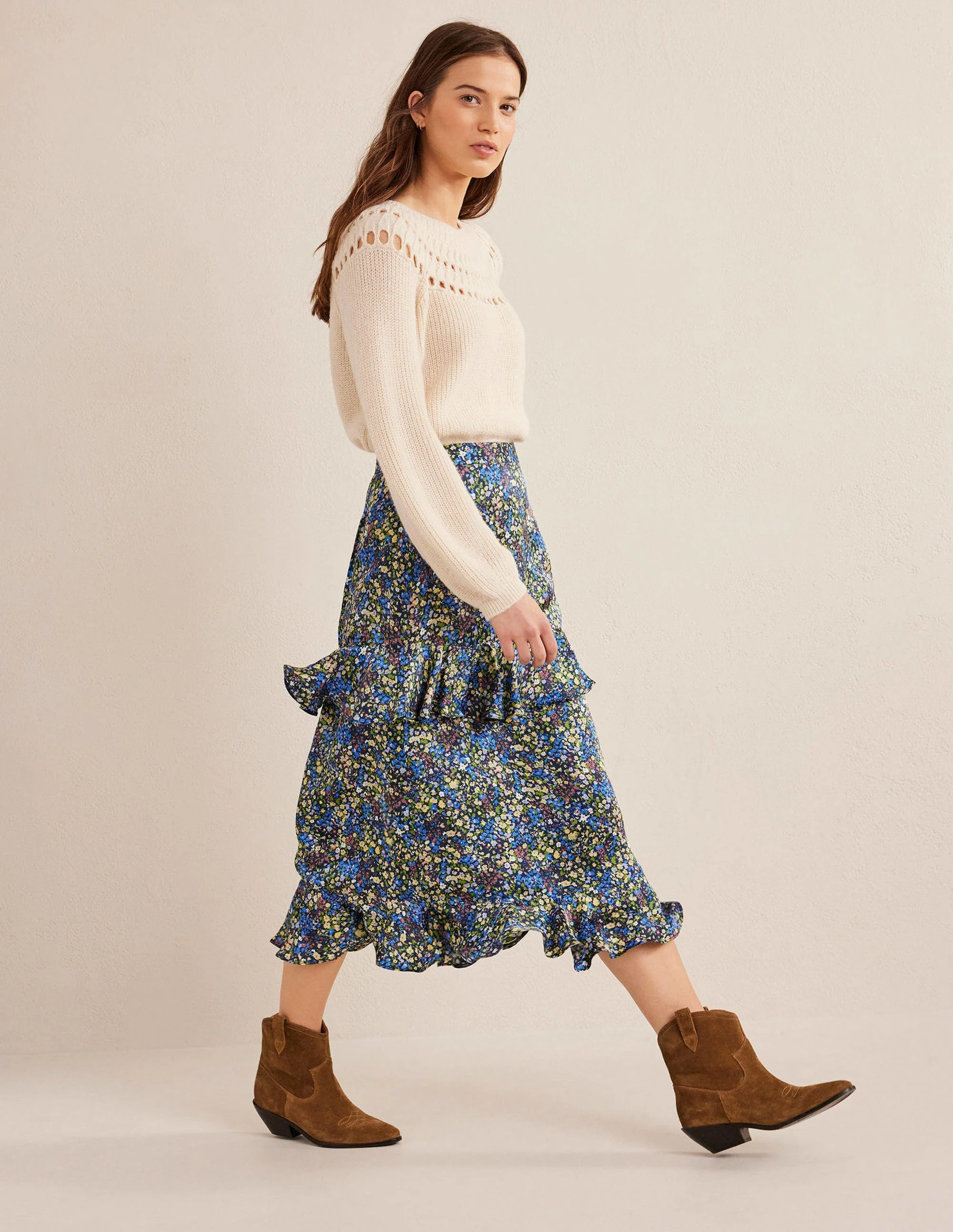Gerüschter Blumen-Midirock aus Satin-Nebelblau, Gardenienblüten