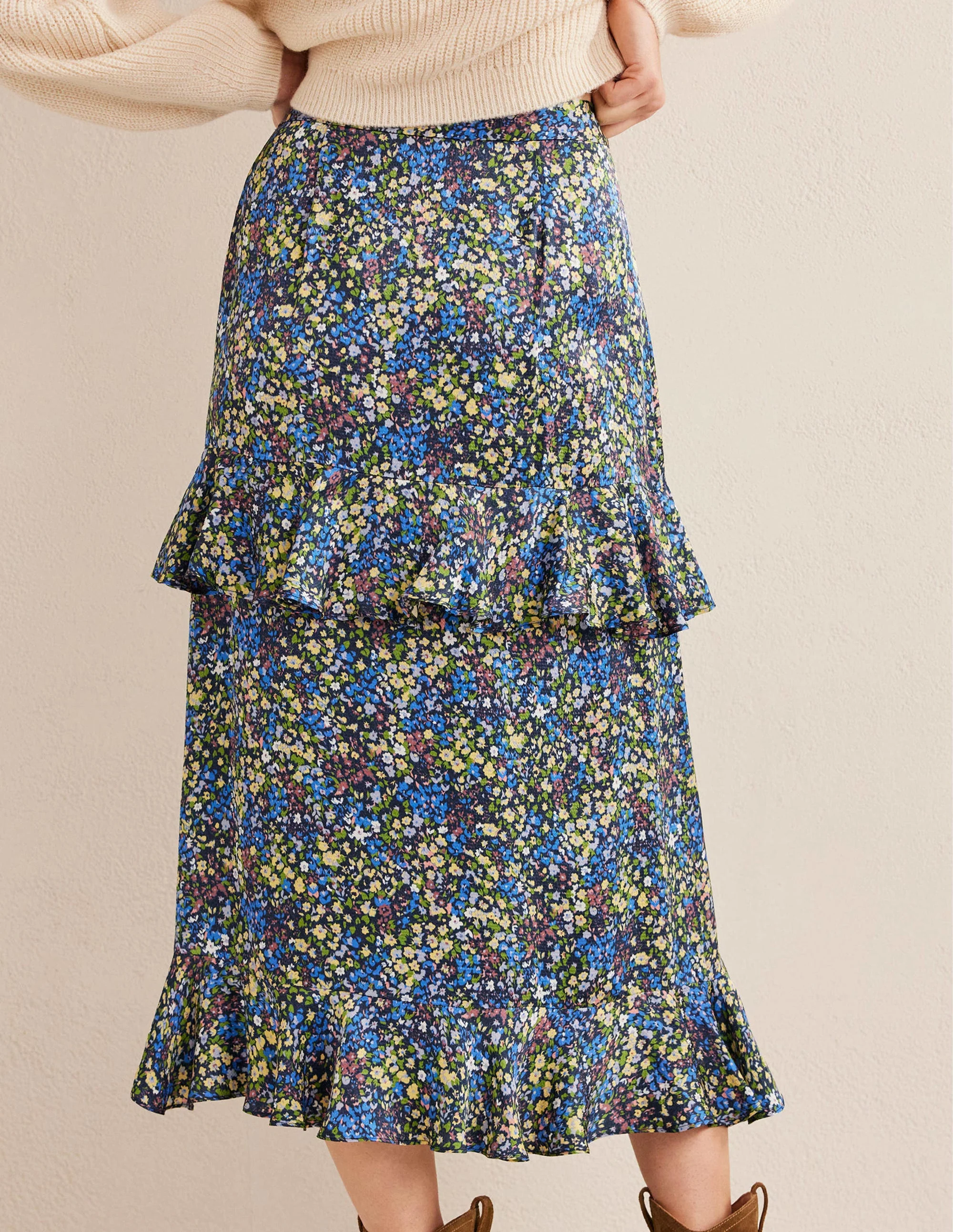 Gerüschter Blumen-Midirock aus Satin-Nebelblau, Gardenienblüten - Image 3