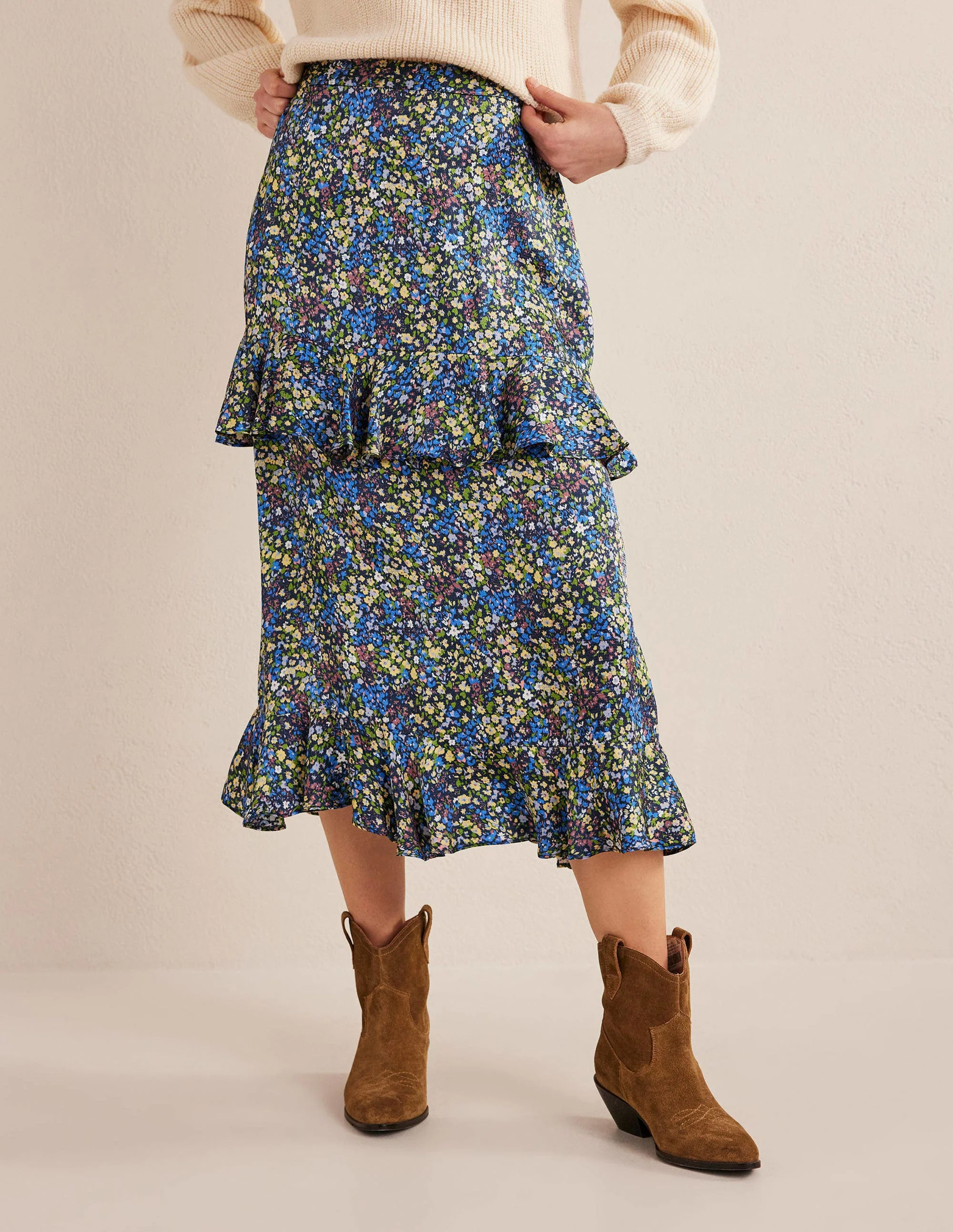 Gerüschter Blumen-Midirock aus Satin-Nebelblau, Gardenienblüten - Image 4