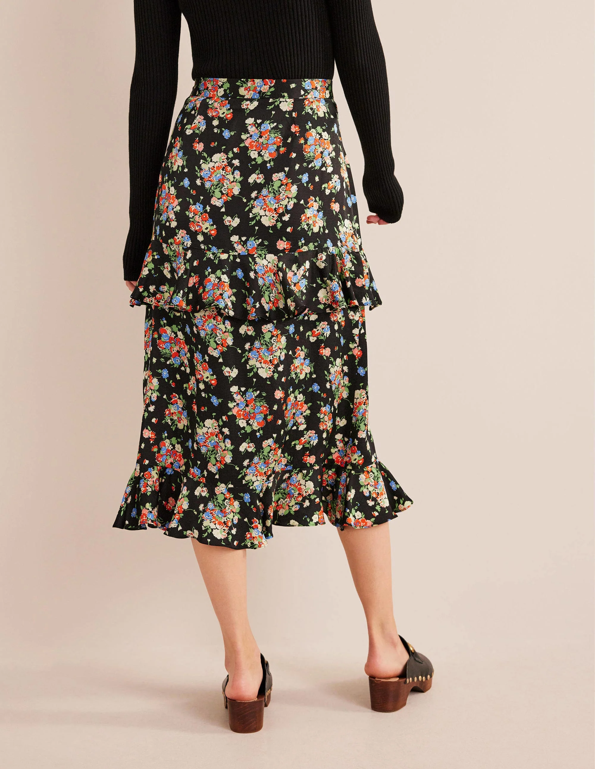 Gerüschter Blumen-Midirock aus Satin-Schwarz, Wildblumen - Image 3