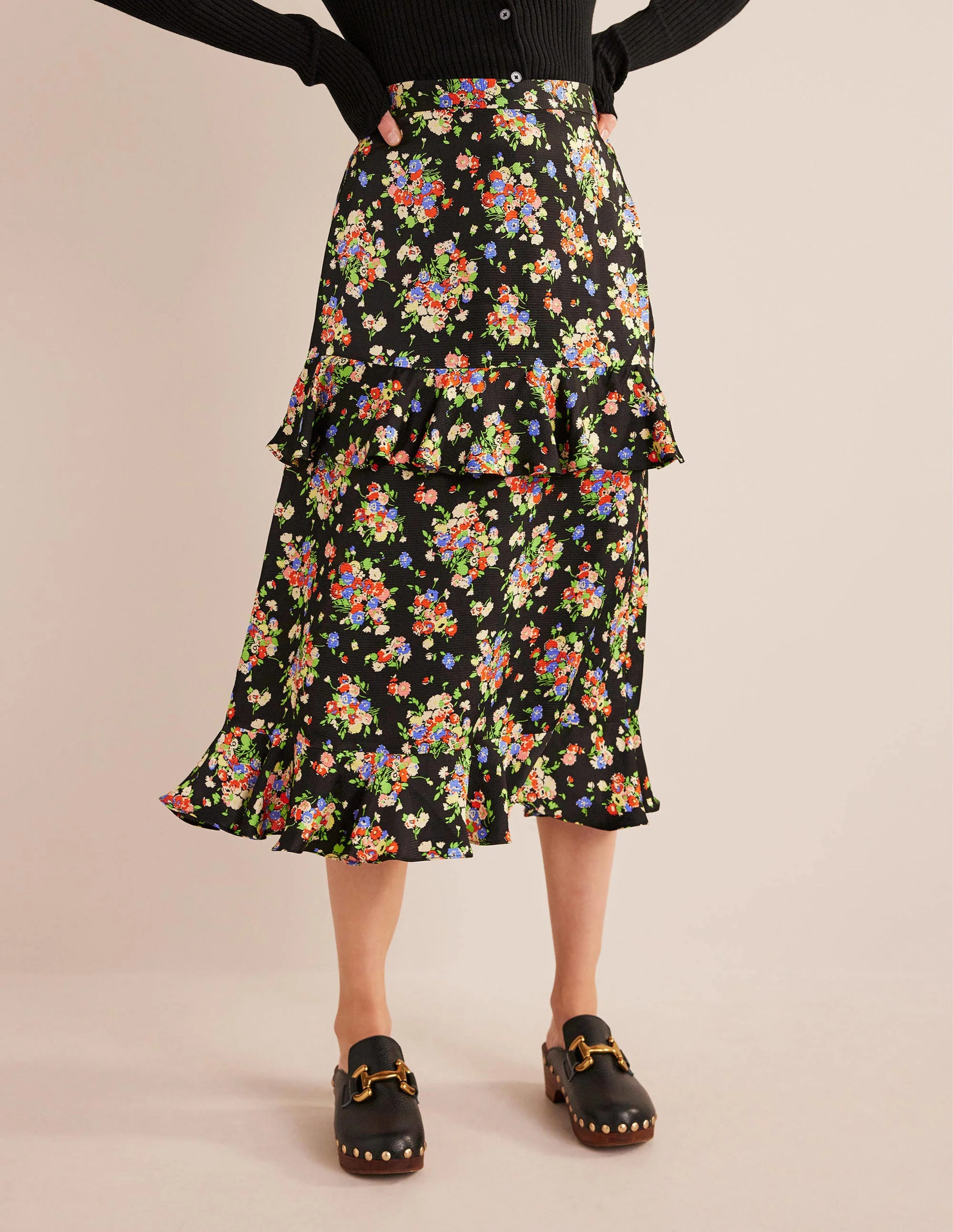 Gerüschter Blumen-Midirock aus Satin-Schwarz, Wildblumen - Image 4