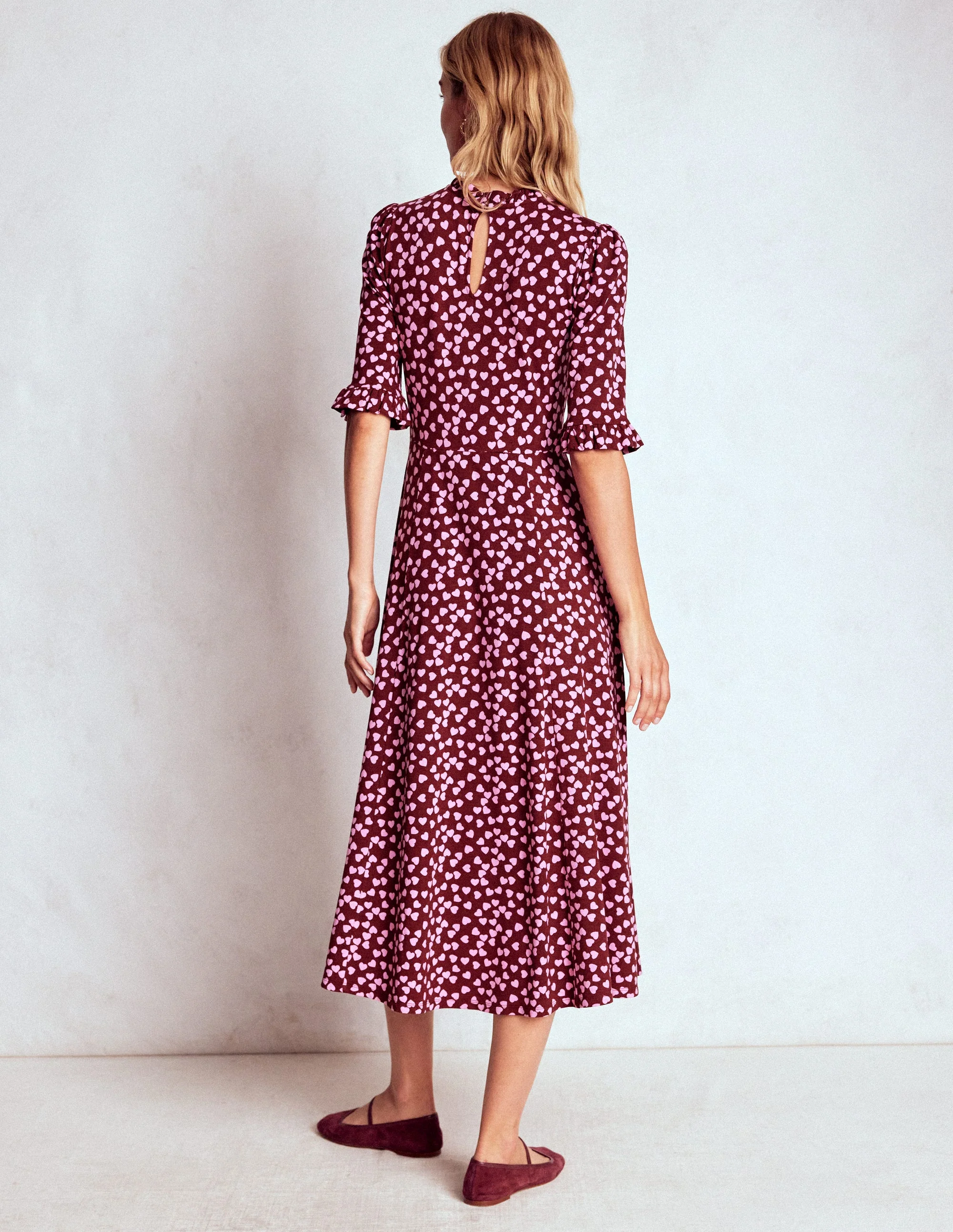 Gerüschtes Midikleid mit Ziernähten-Kastanienbraun, Herzkaskade - Image 3