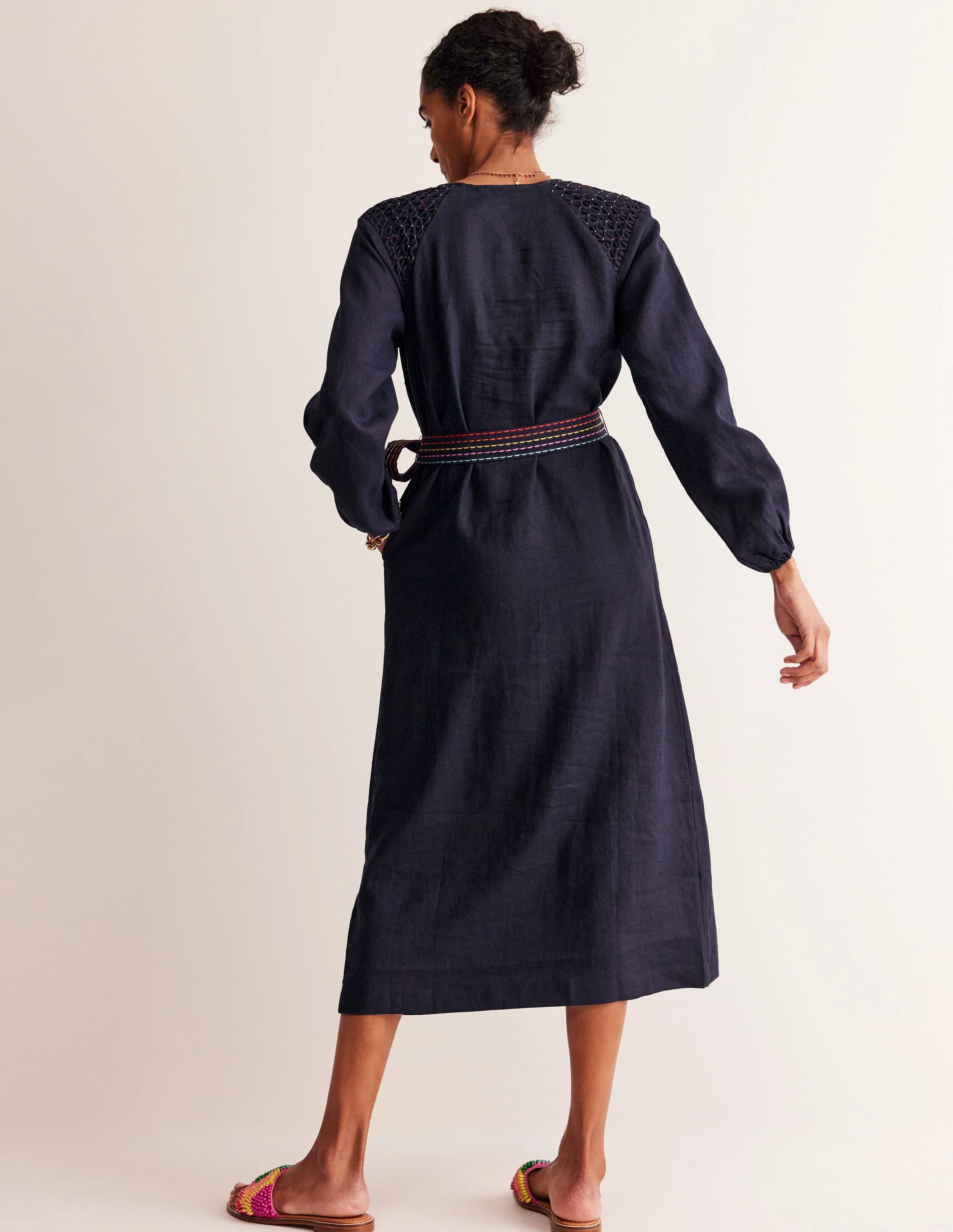 Gesmoktes Midikleid aus Leinen-Marineblau - Image 3