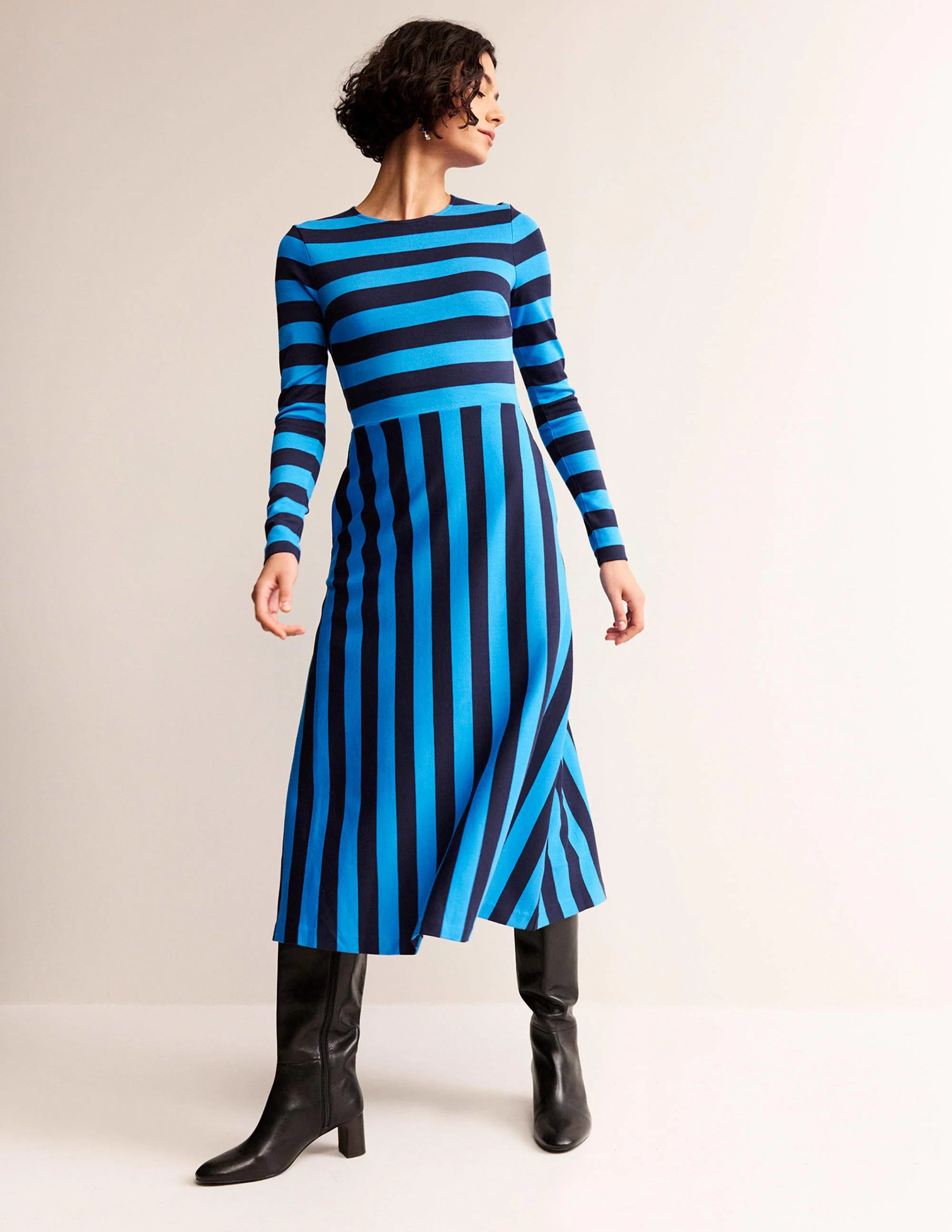 Gestreiftes Midikleid aus Jersey-Marineblau, Leuchten Blaue Streifen