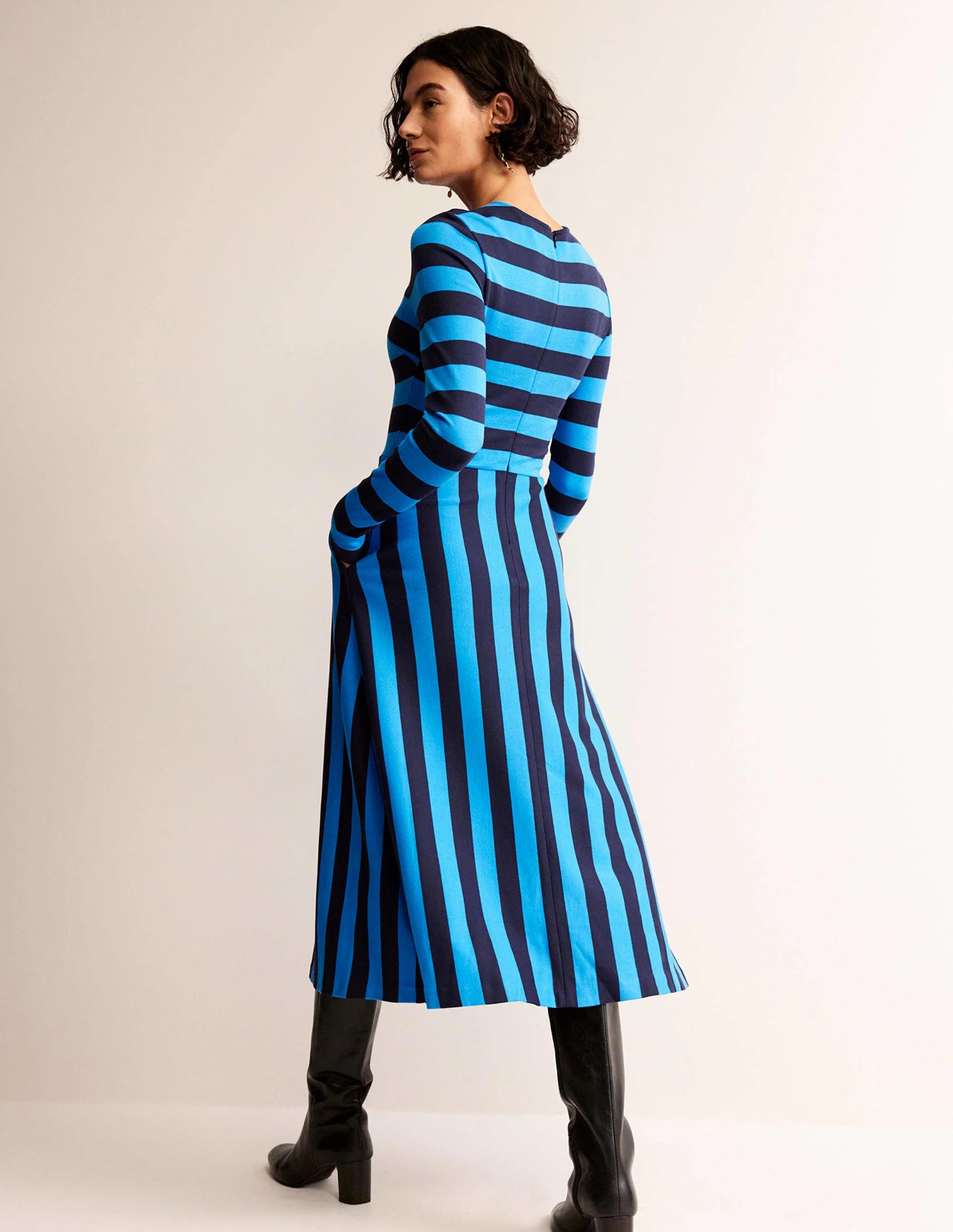 Gestreiftes Midikleid aus Jersey-Marineblau, Leuchten Blaue Streifen - Image 3