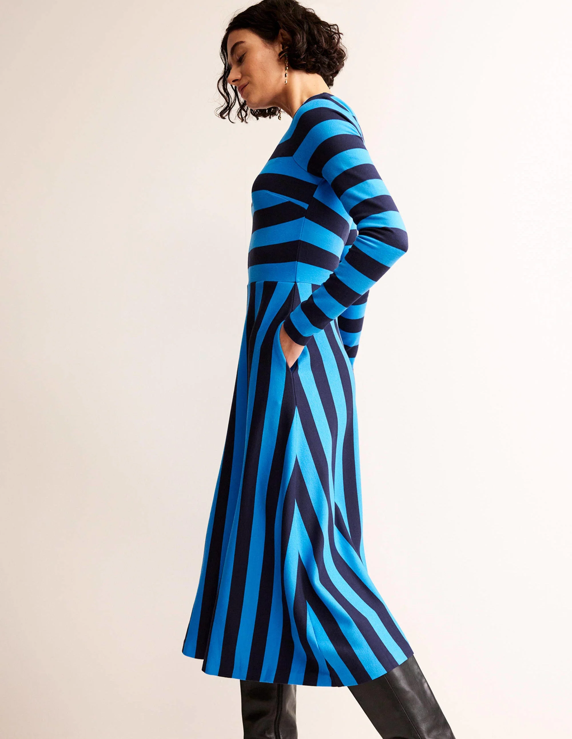 Gestreiftes Midikleid aus Jersey-Marineblau, Leuchten Blaue Streifen - Image 4