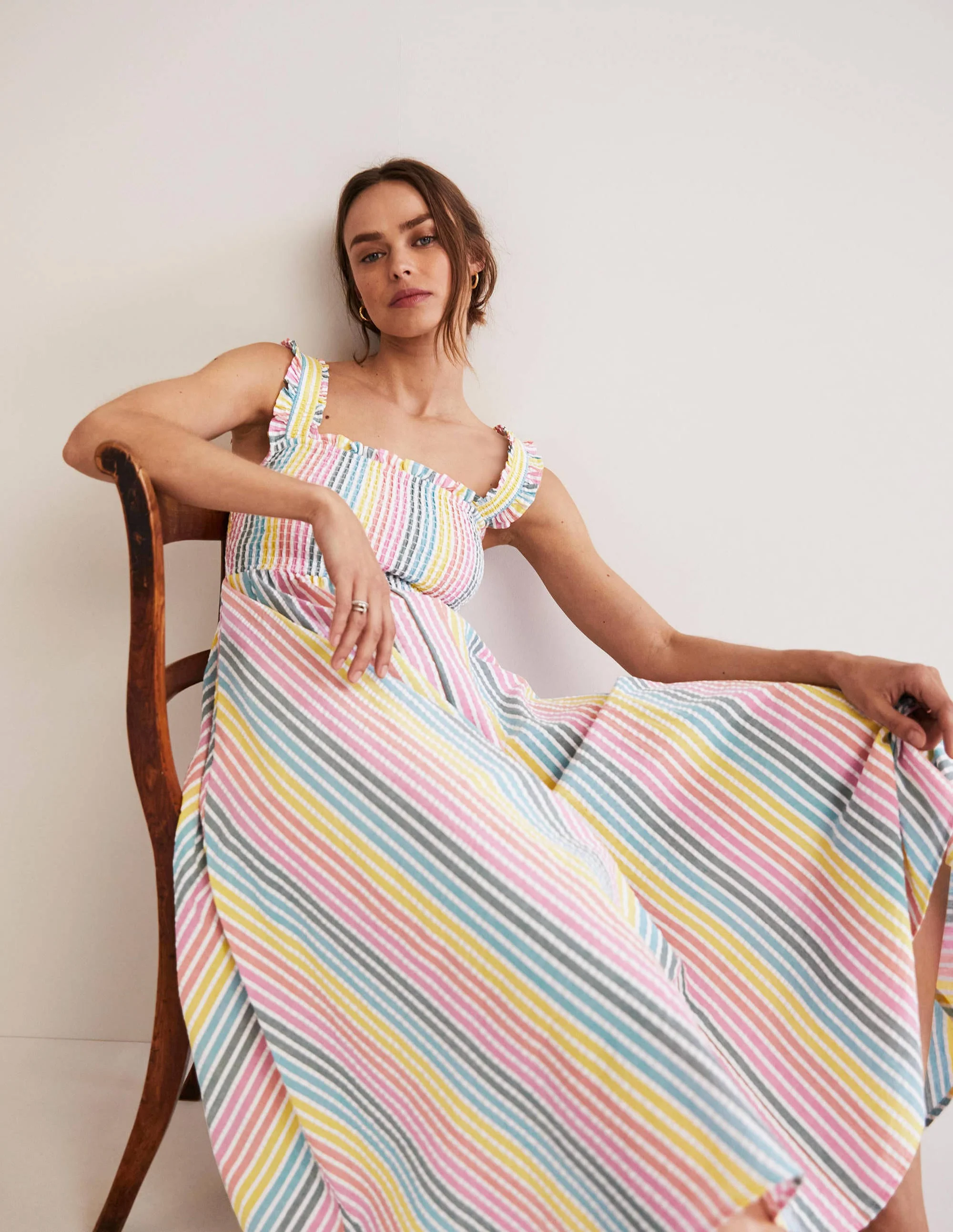 Gestreiftes Midikleid mit Smok-Detail-Regenbogenfarben, Seersucker - Image 5