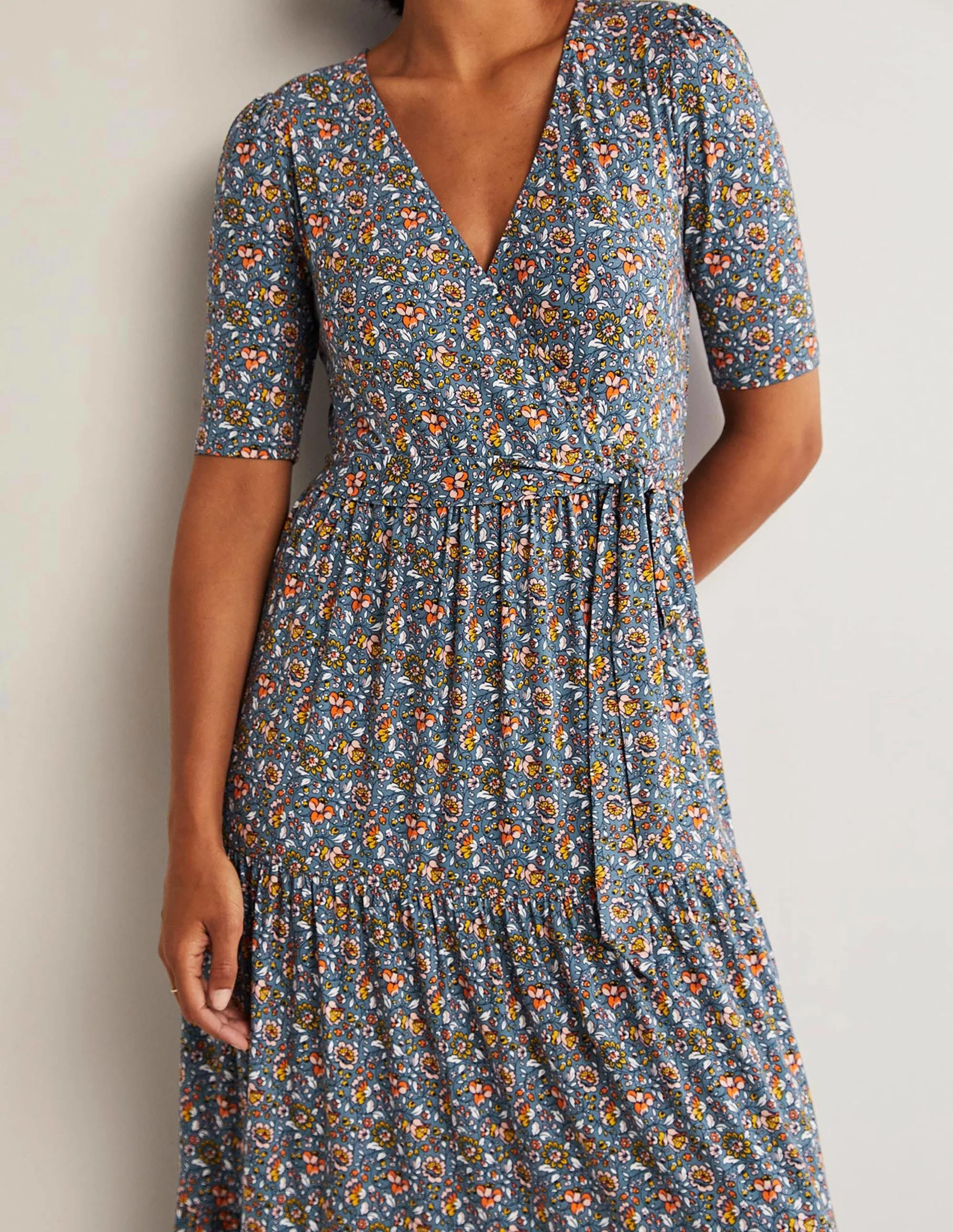 Gestuftes Jersey-Maxiwickelkleid-Navy, Blütenwiese - Image 3