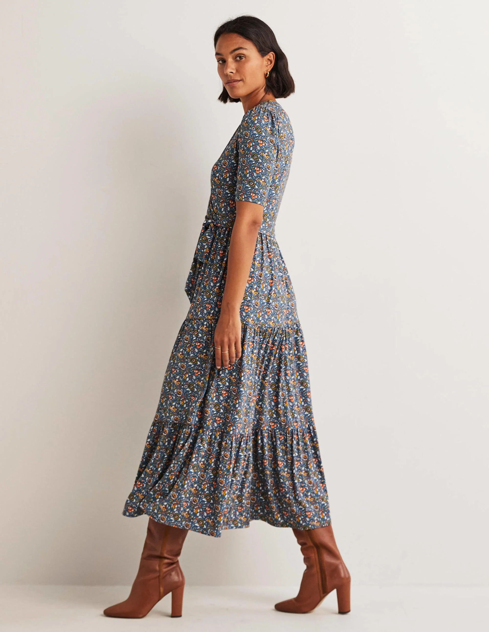 Gestuftes Jersey-Maxiwickelkleid-Navy, Blütenwiese - Image 5
