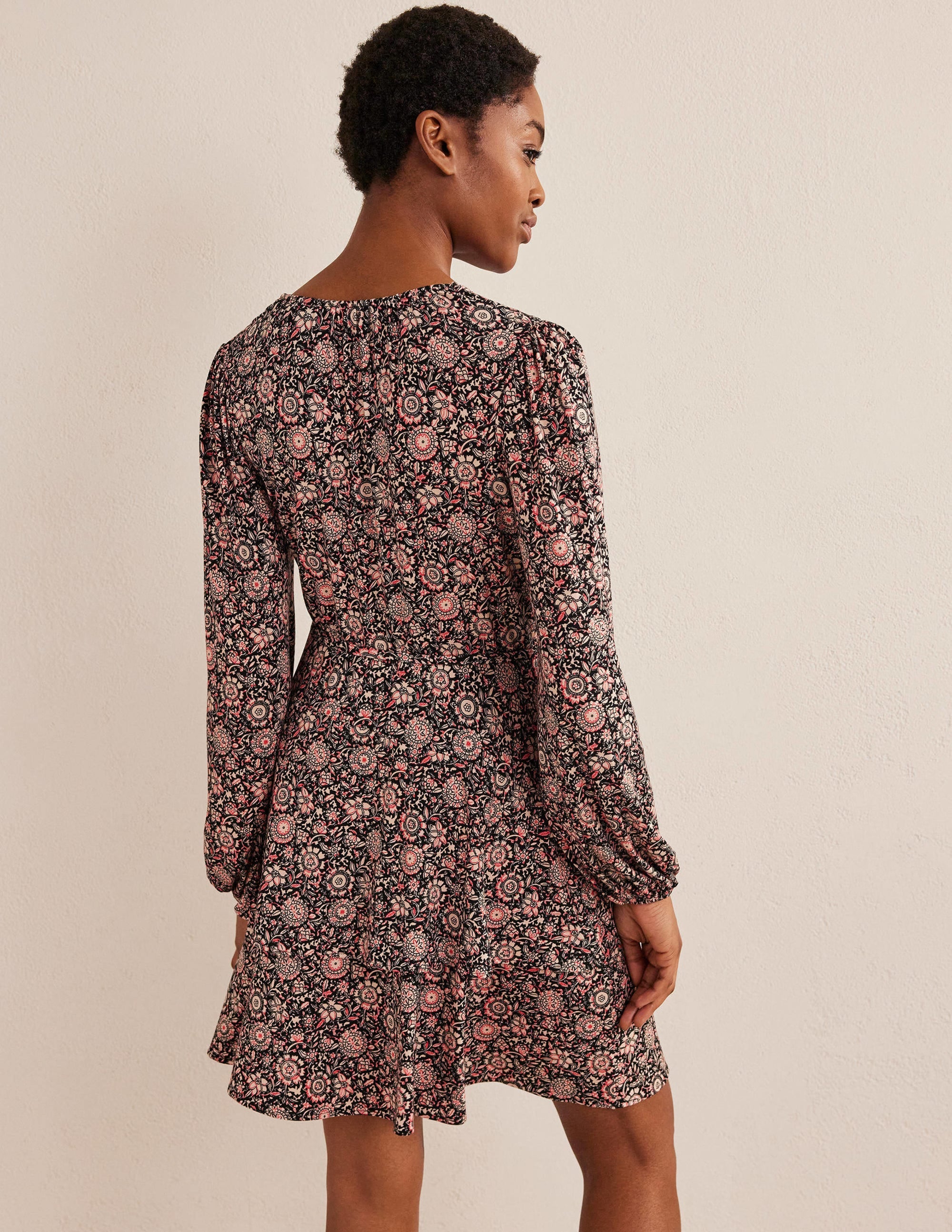 Gestuftes Jersey-Minikleid-Popcornbeige, Florales Gobelinmuster - Image 3