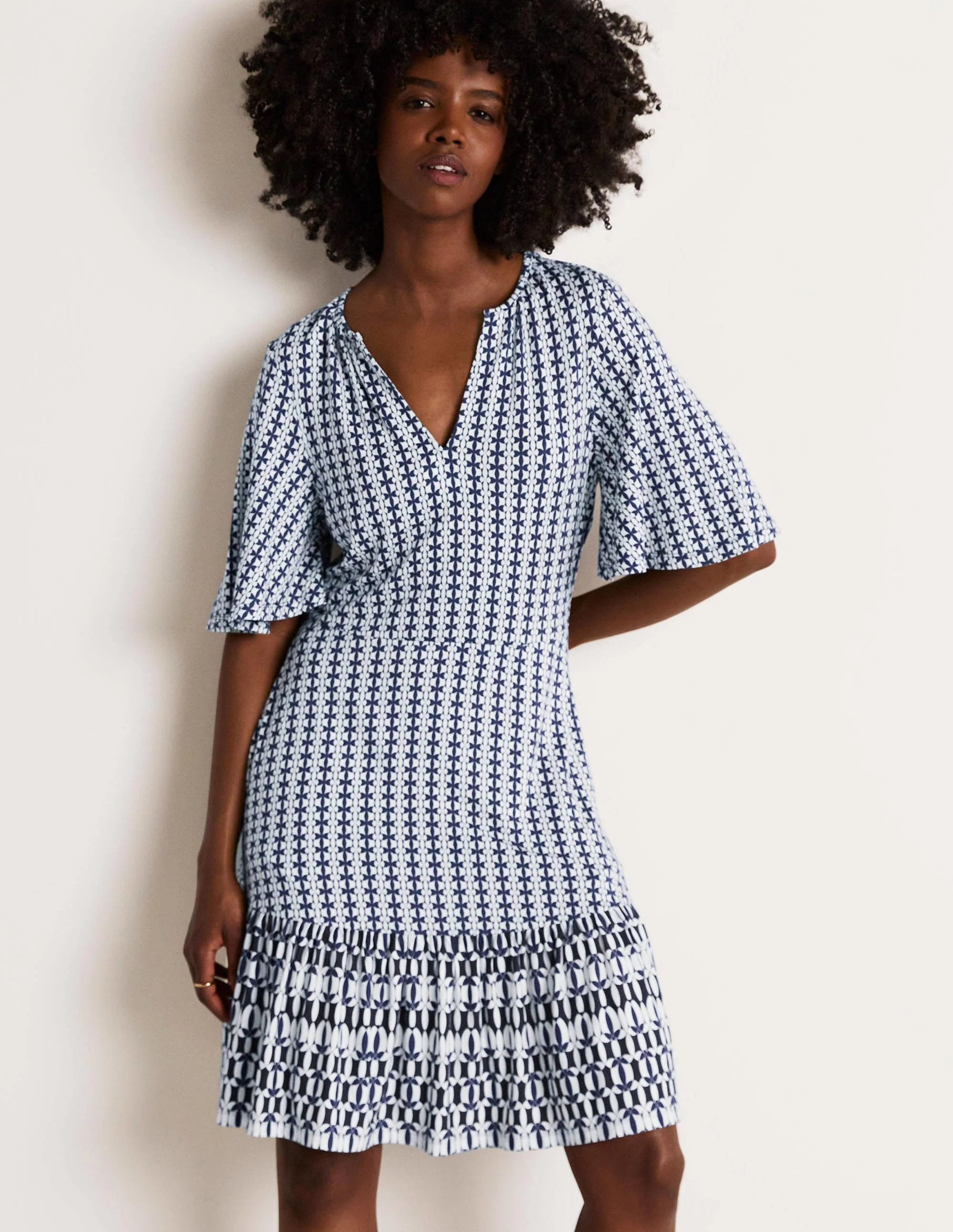 Gestuftes Jerseykleid mit gekerbtem Ausschnitt-Französisches Navy, Geometrisches Blütenmuster