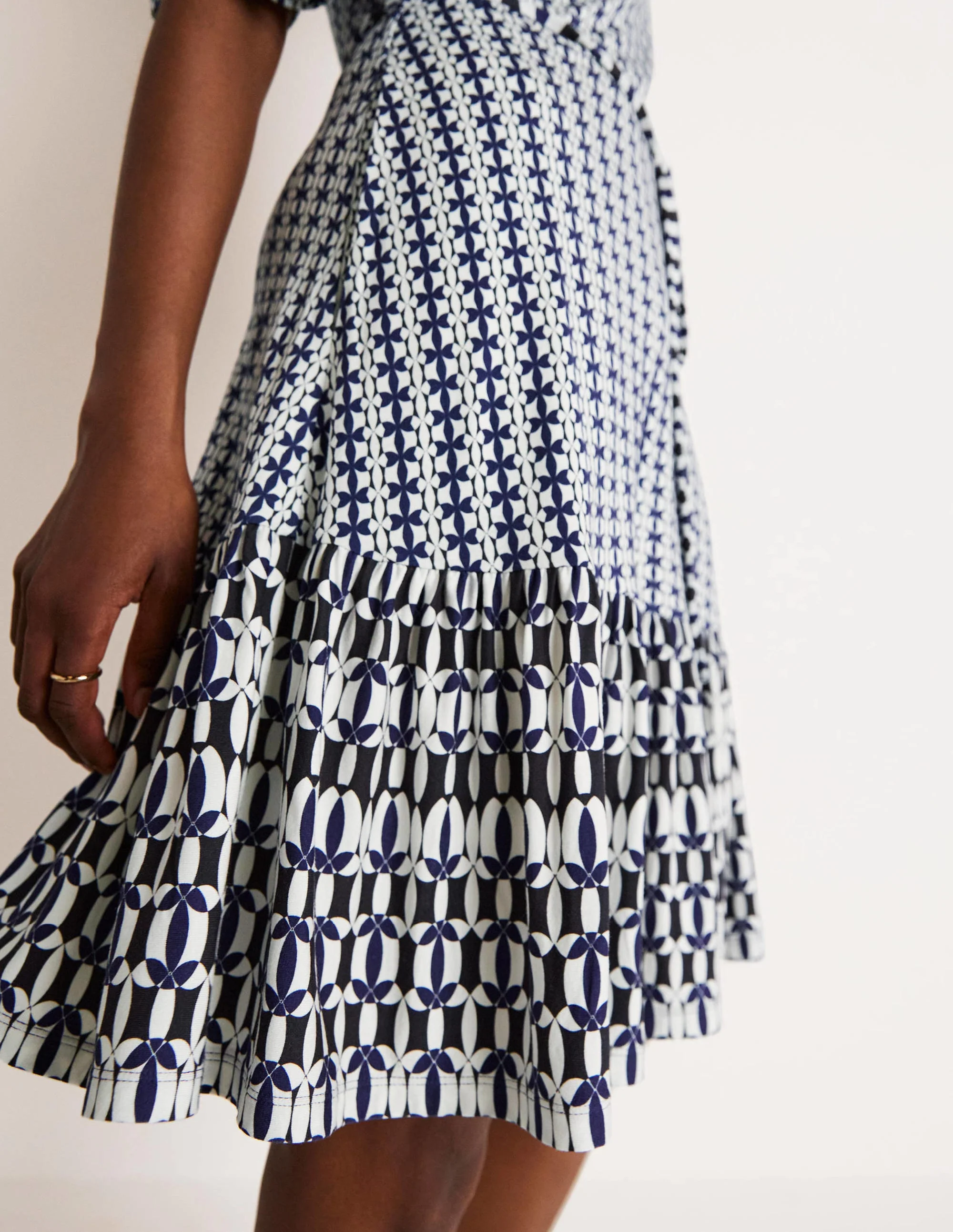 Gestuftes Jerseykleid mit gekerbtem Ausschnitt-Französisches Navy, Geometrisches Blütenmuster - Image 2
