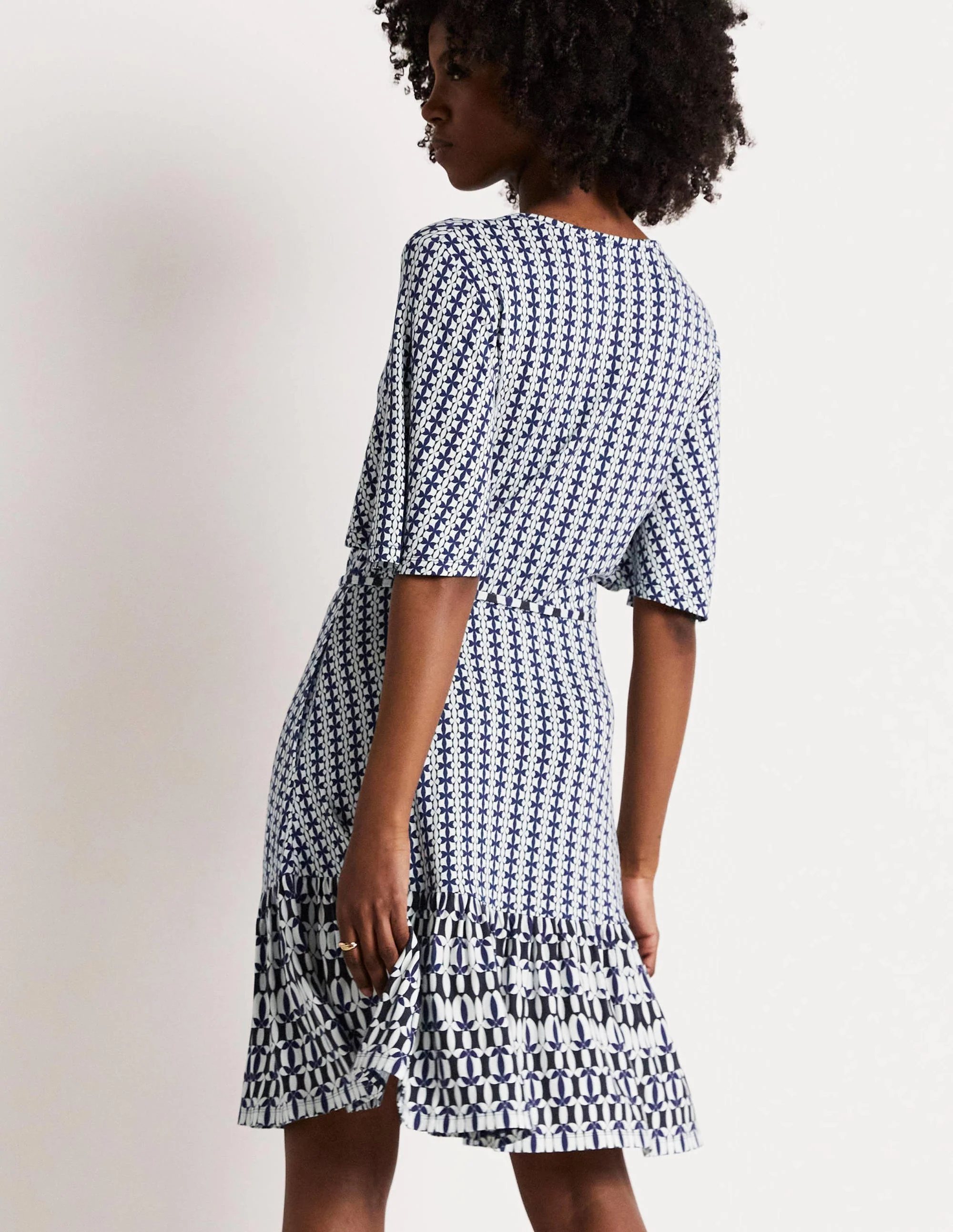 Gestuftes Jerseykleid mit gekerbtem Ausschnitt-Französisches Navy, Geometrisches Blütenmuster - Image 3