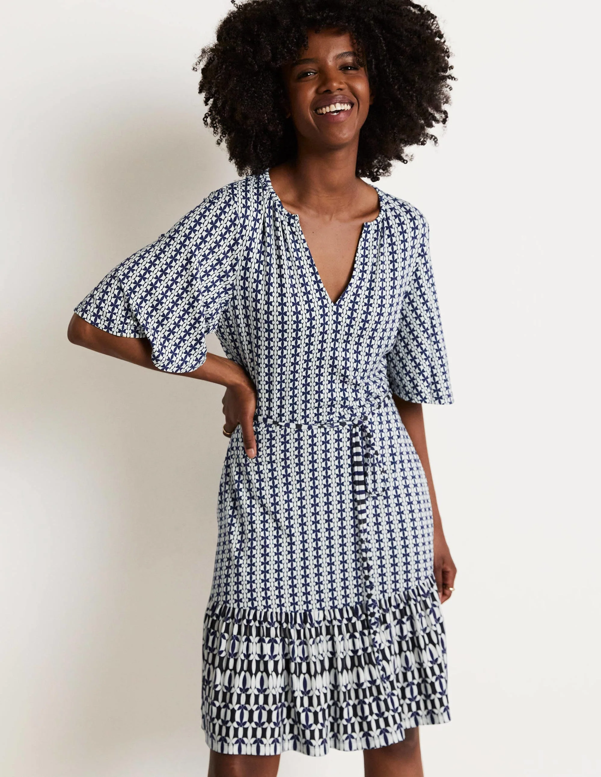 Gestuftes Jerseykleid mit gekerbtem Ausschnitt-Französisches Navy, Geometrisches Blütenmuster - Image 4