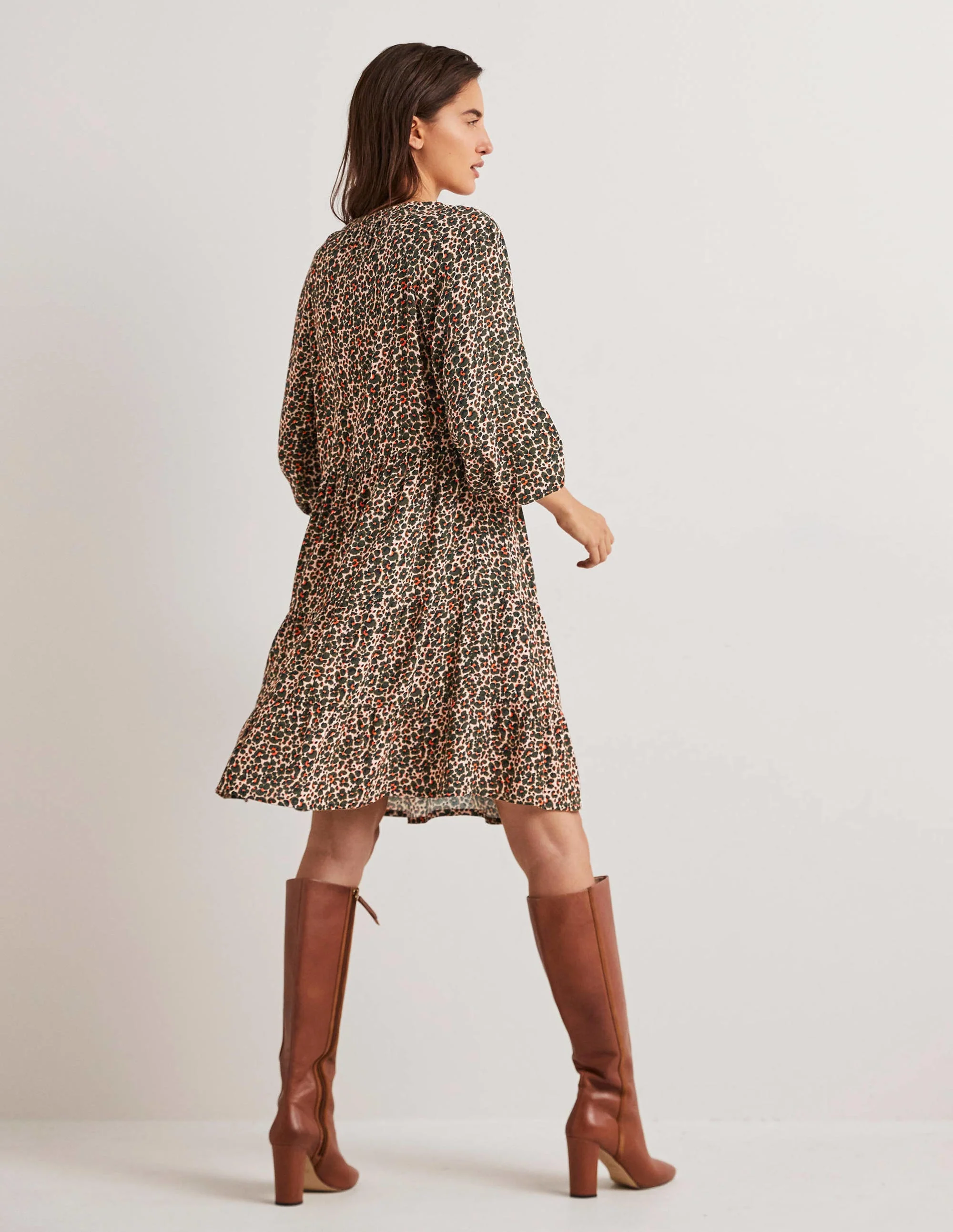 Gestuftes Kleid mit gekerbtem Ausschnitt-Milchshake, Abstrakte Knospen - Image 3
