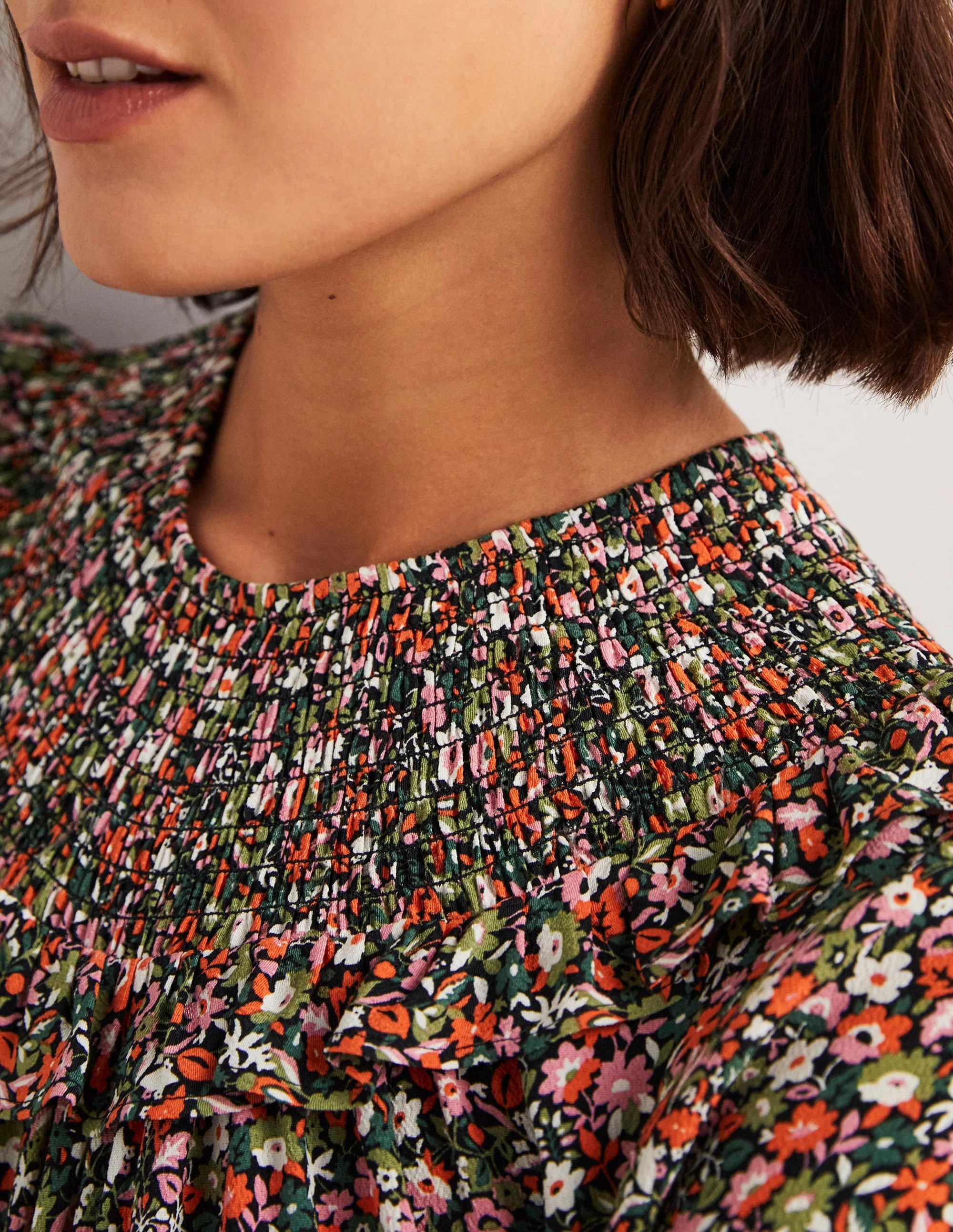 Gestuftes Kleid mit Smokpasse-Bunt, Blumenwiese - Image 2