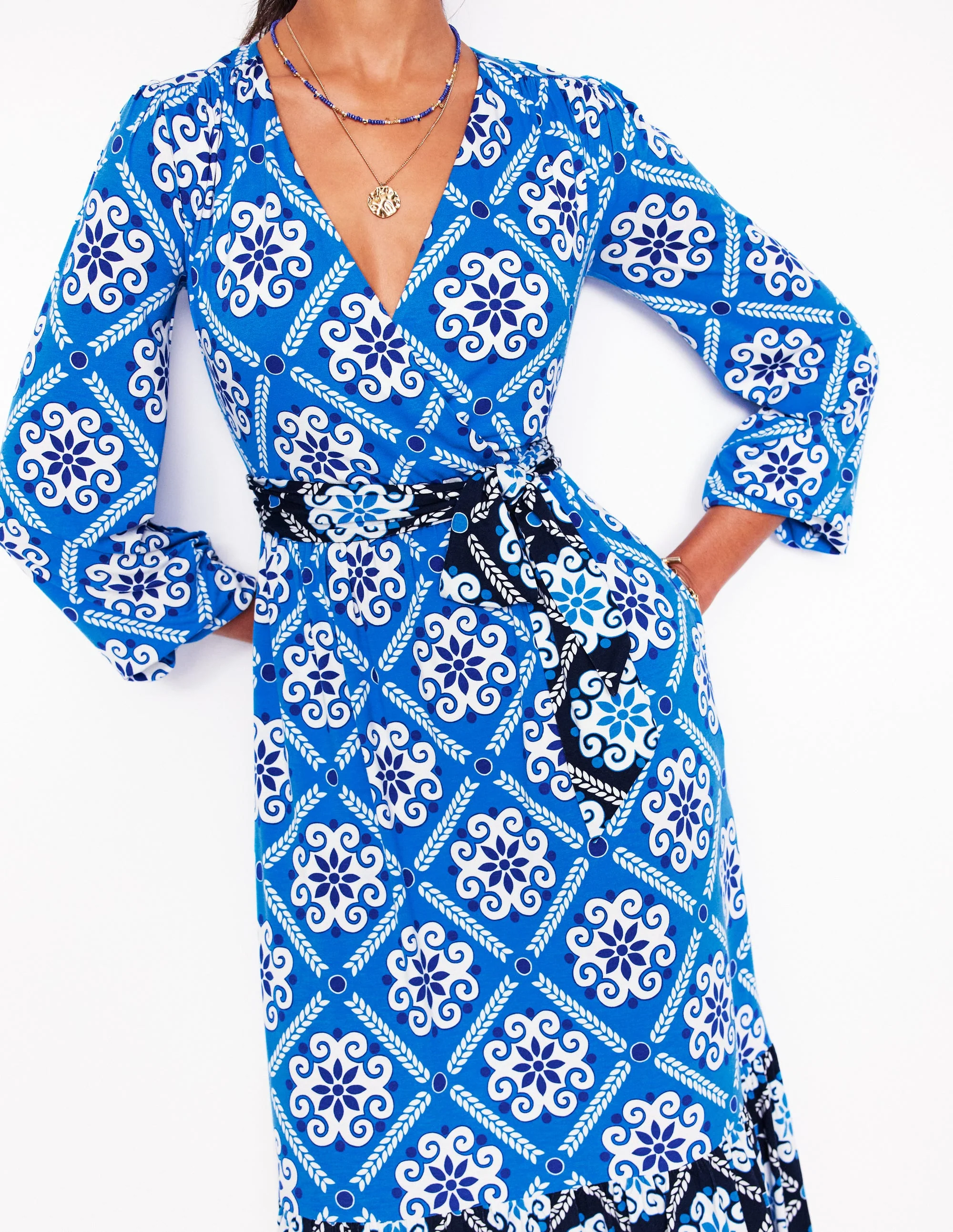 Gestuftes Maxikleid zum Binden in Wickeloptik-Himmelblau, Barock-Kachel - Image 2